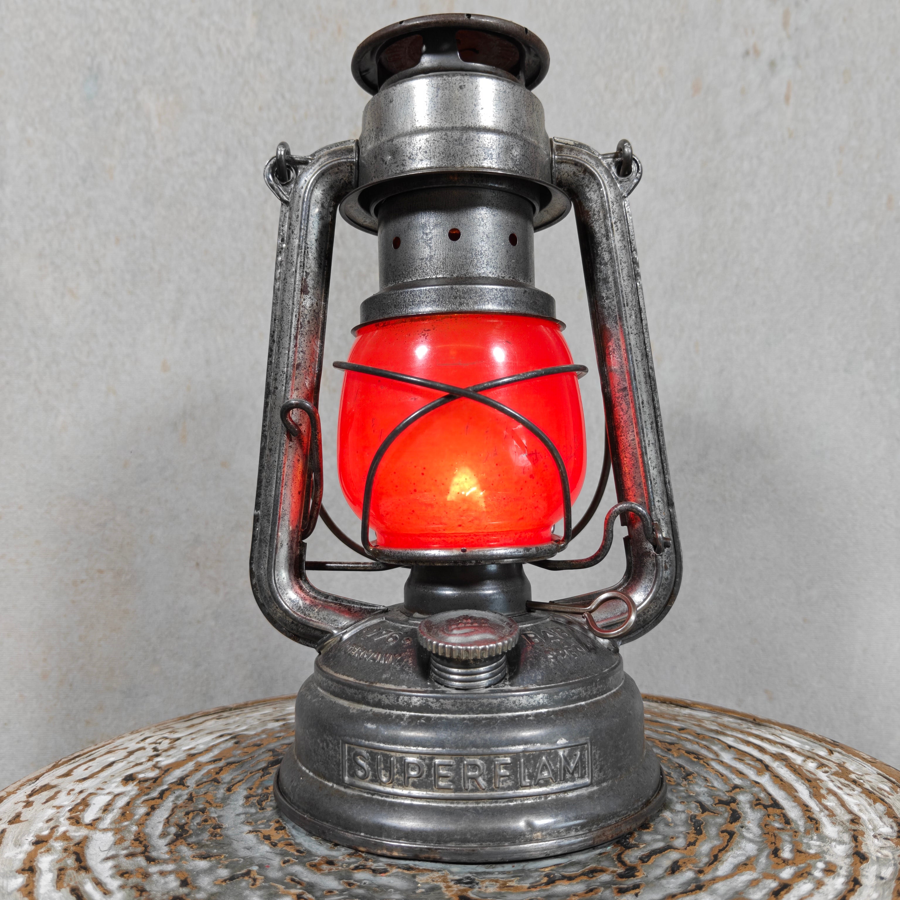 Vintage Feuerhand 276 Superflam Hurricane Lantern with Red Glass – West Germany Export Model