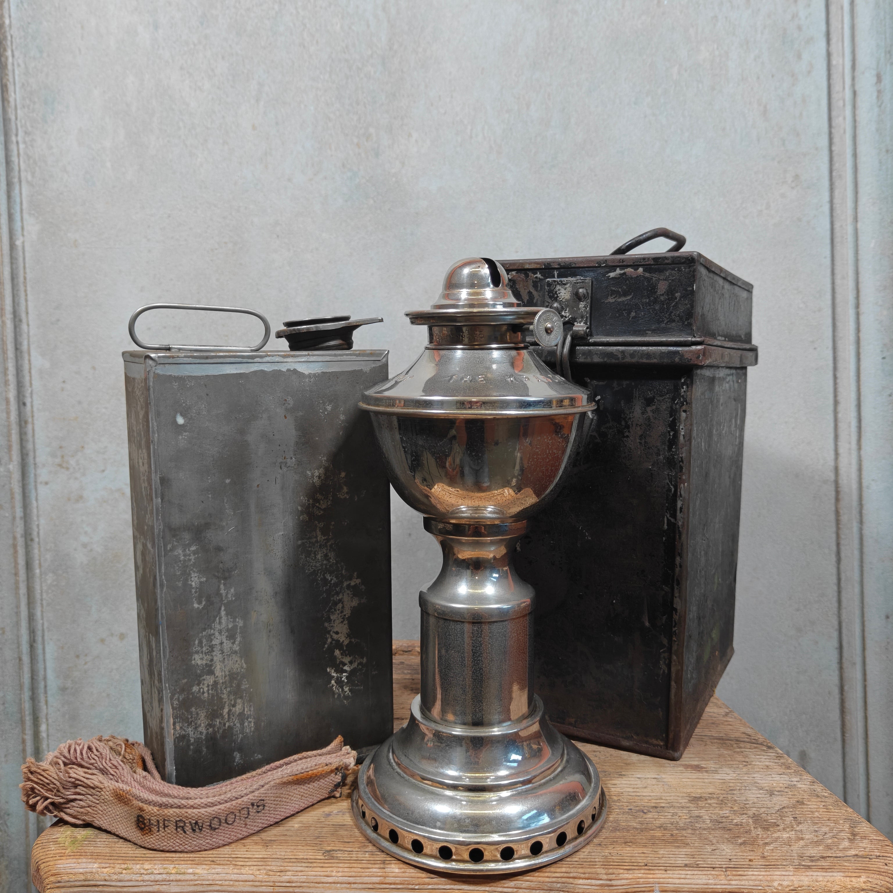 Extremely Rare Sherwoods Kraznow Lamp – Chimneyless Fan-Driven Oil Lamp, c. 1920s/30s – Complete in Original Fitted Chest – Working