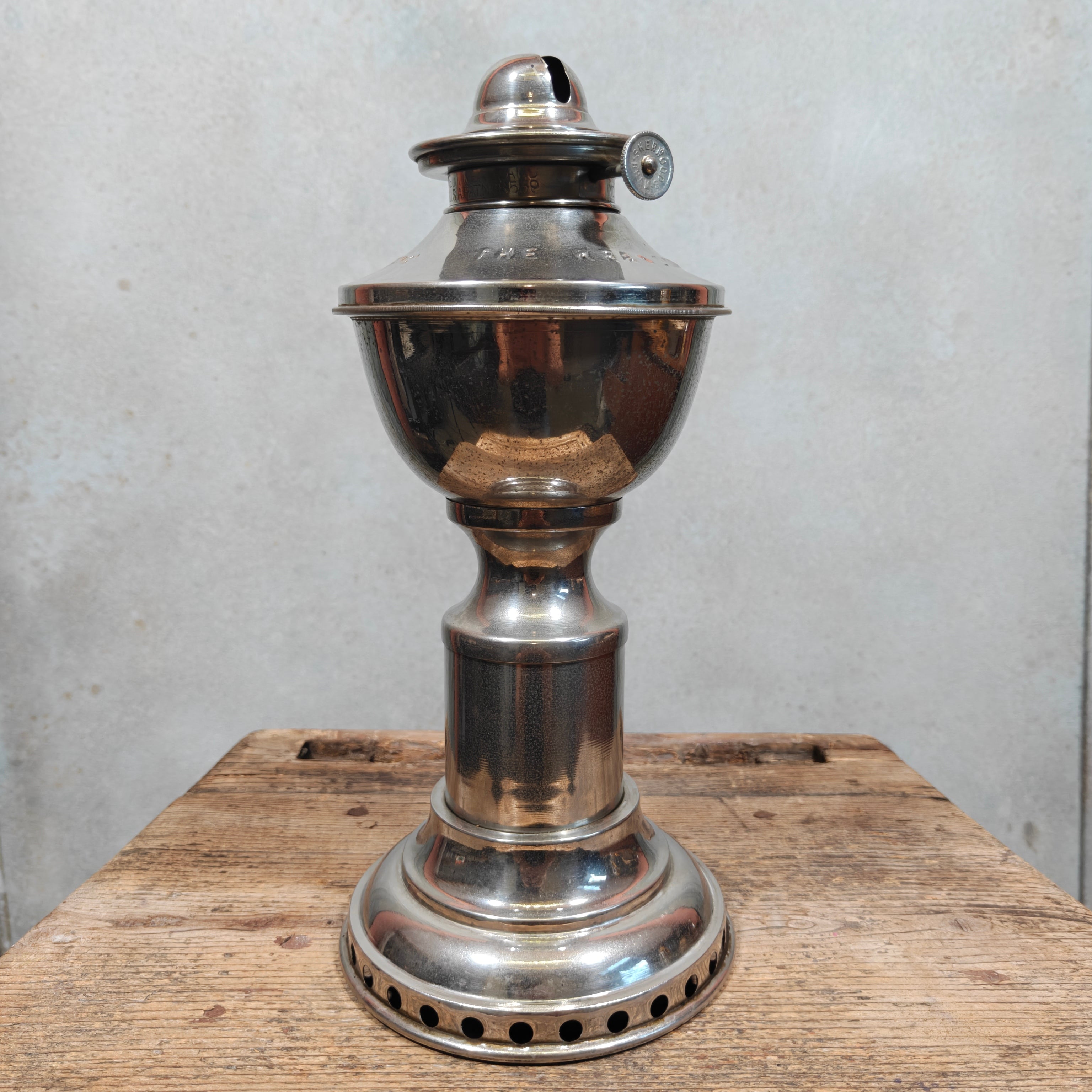 Extremely Rare Sherwoods Kraznow Lamp – Chimneyless Fan-Driven Oil Lamp, c. 1920s/30s – Complete in Original Fitted Chest – Working