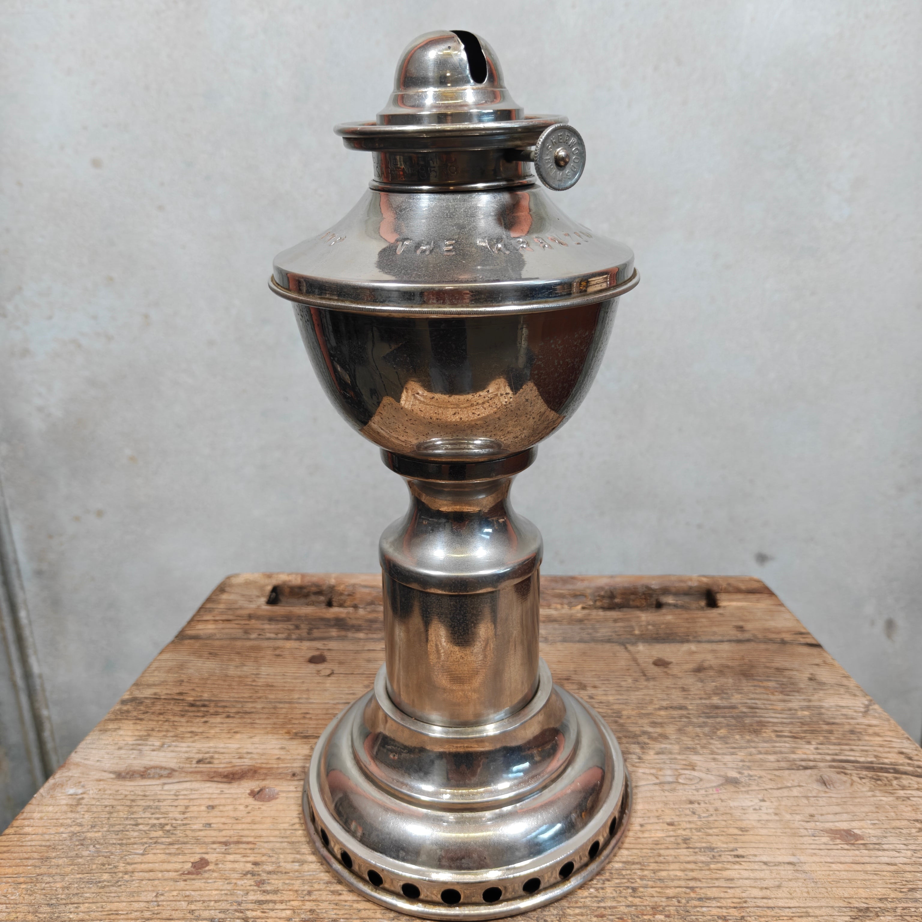Extremely Rare Sherwoods Kraznow Lamp – Chimneyless Fan-Driven Oil Lamp, c. 1920s/30s – Complete in Original Fitted Chest – Working