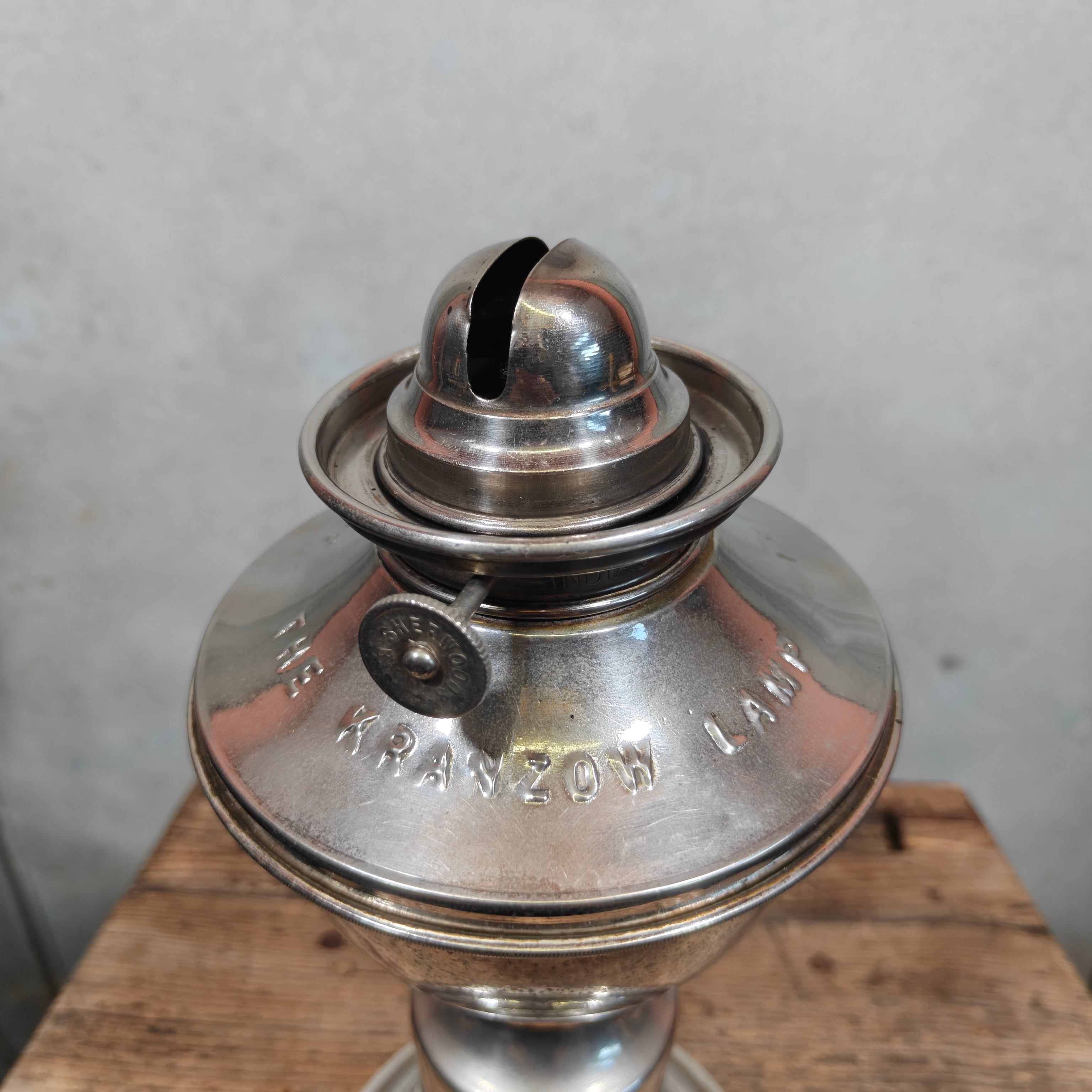 Extremely Rare Sherwoods Kraznow Lamp – Chimneyless Fan-Driven Oil Lamp, c. 1920s/30s – Complete in Original Fitted Chest – Working