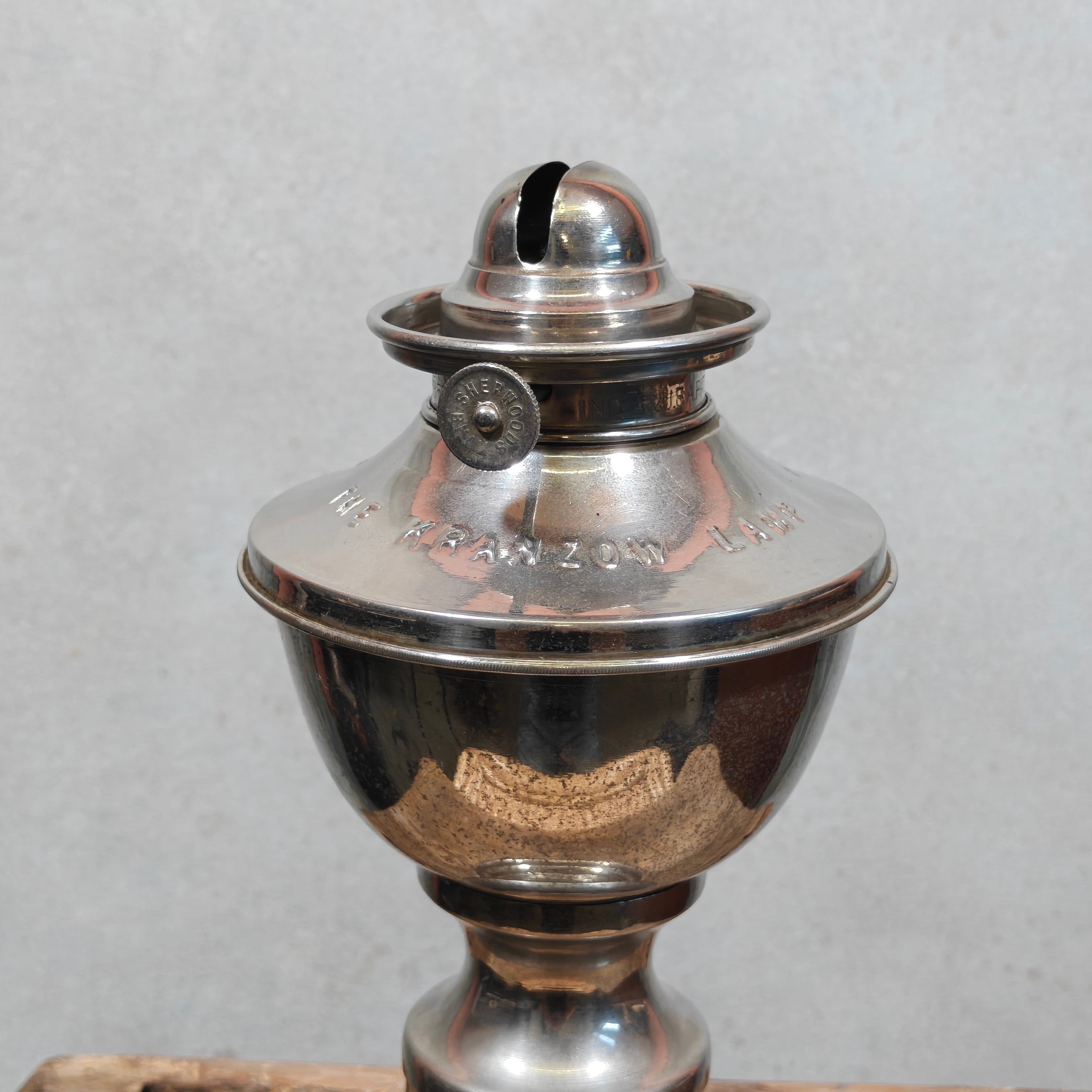 Extremely Rare Sherwoods Kraznow Lamp – Chimneyless Fan-Driven Oil Lamp, c. 1920s/30s – Complete in Original Fitted Chest – Working