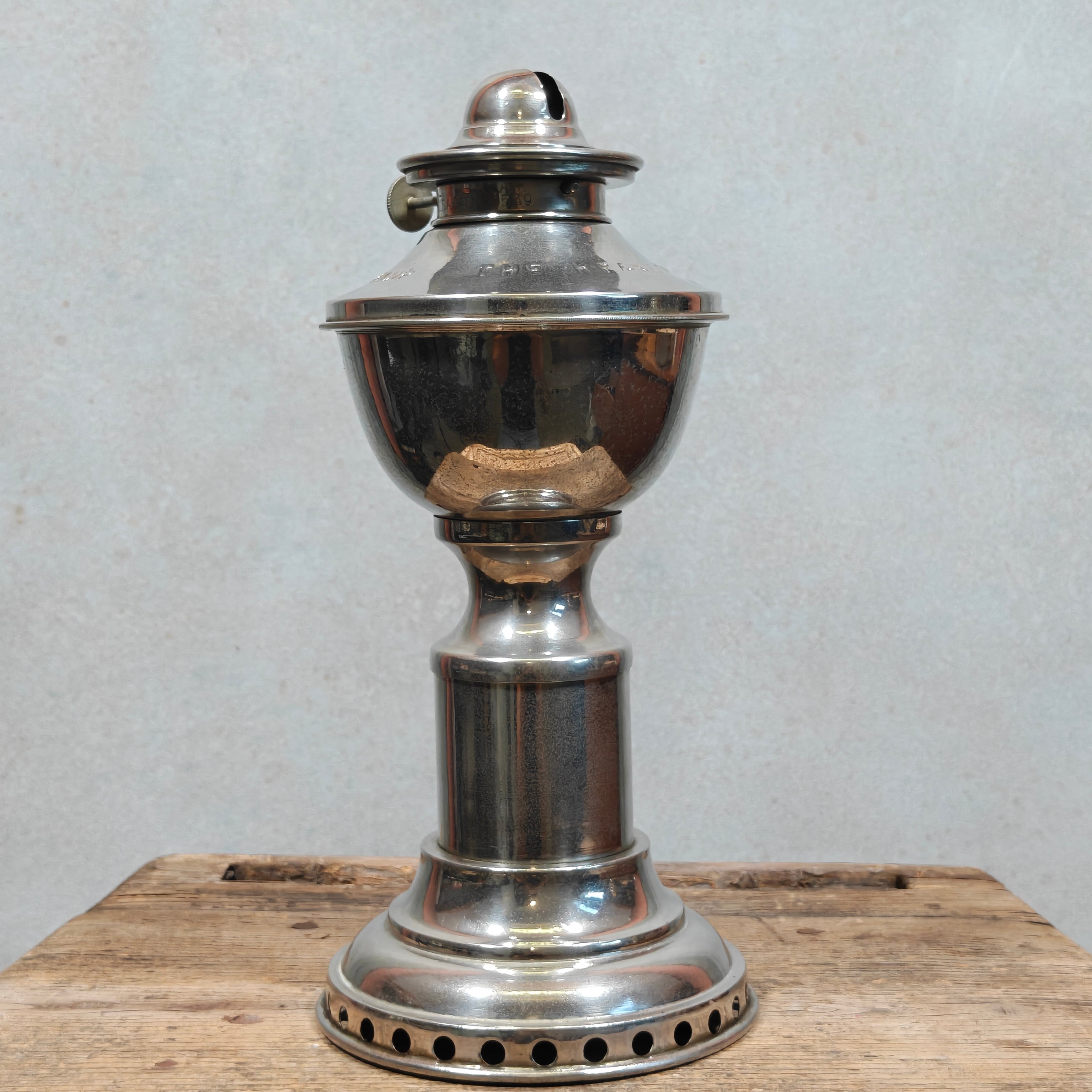Extremely Rare Sherwoods Kraznow Lamp – Chimneyless Fan-Driven Oil Lamp, c. 1920s/30s – Complete in Original Fitted Chest – Working