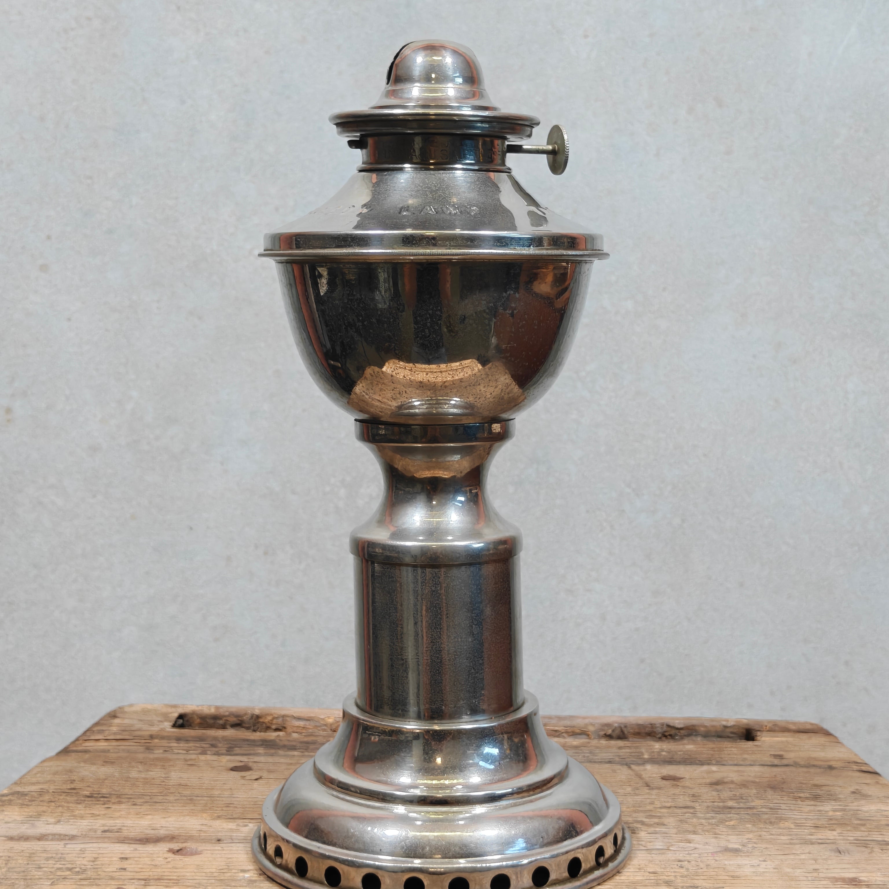 Extremely Rare Sherwoods Kraznow Lamp – Chimneyless Fan-Driven Oil Lamp, c. 1920s/30s – Complete in Original Fitted Chest – Working