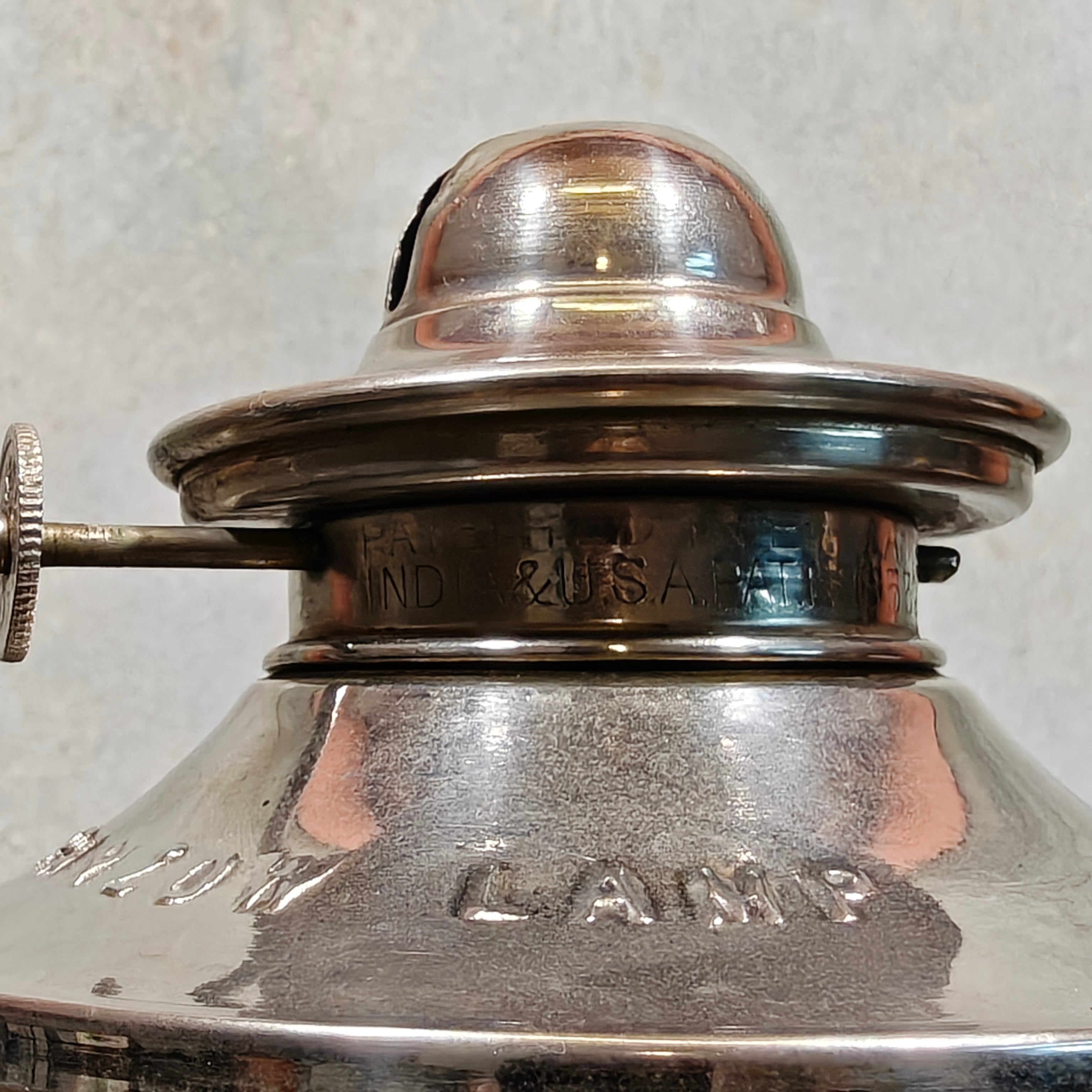 Extremely Rare Sherwoods Kraznow Lamp – Chimneyless Fan-Driven Oil Lamp, c. 1920s/30s – Complete in Original Fitted Chest – Working