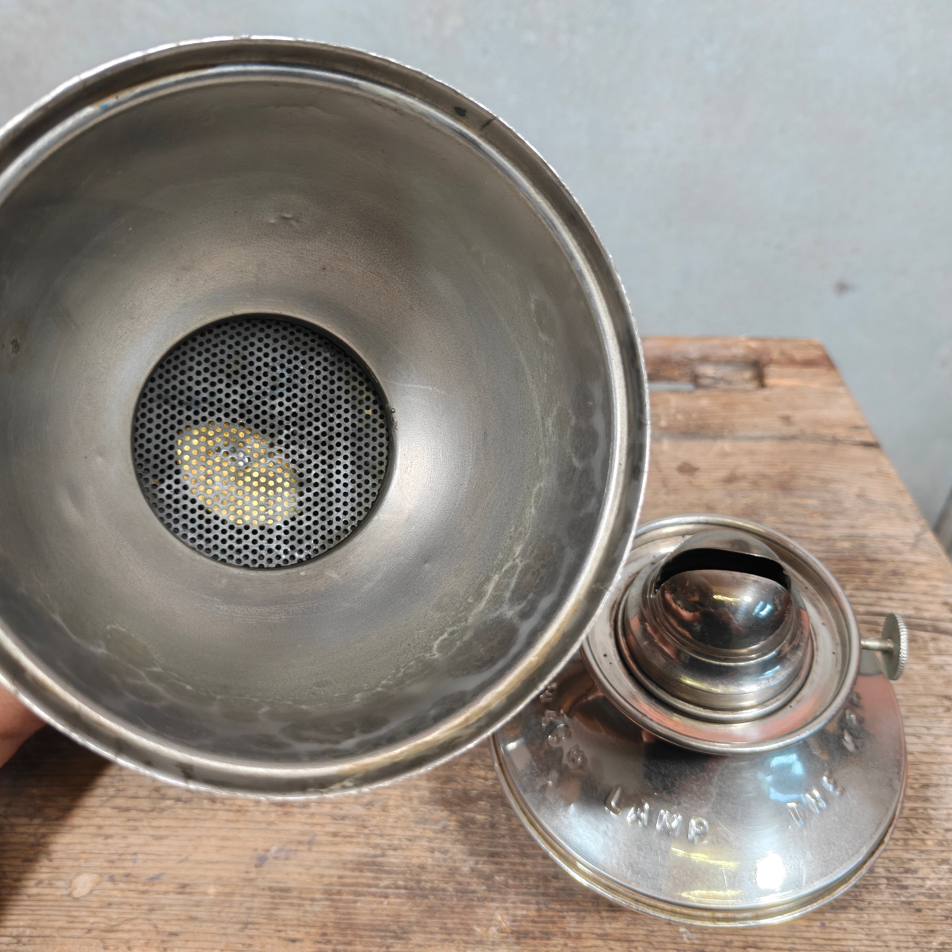 Extremely Rare Sherwoods Kraznow Lamp – Chimneyless Fan-Driven Oil Lamp, c. 1920s/30s – Complete in Original Fitted Chest – Working