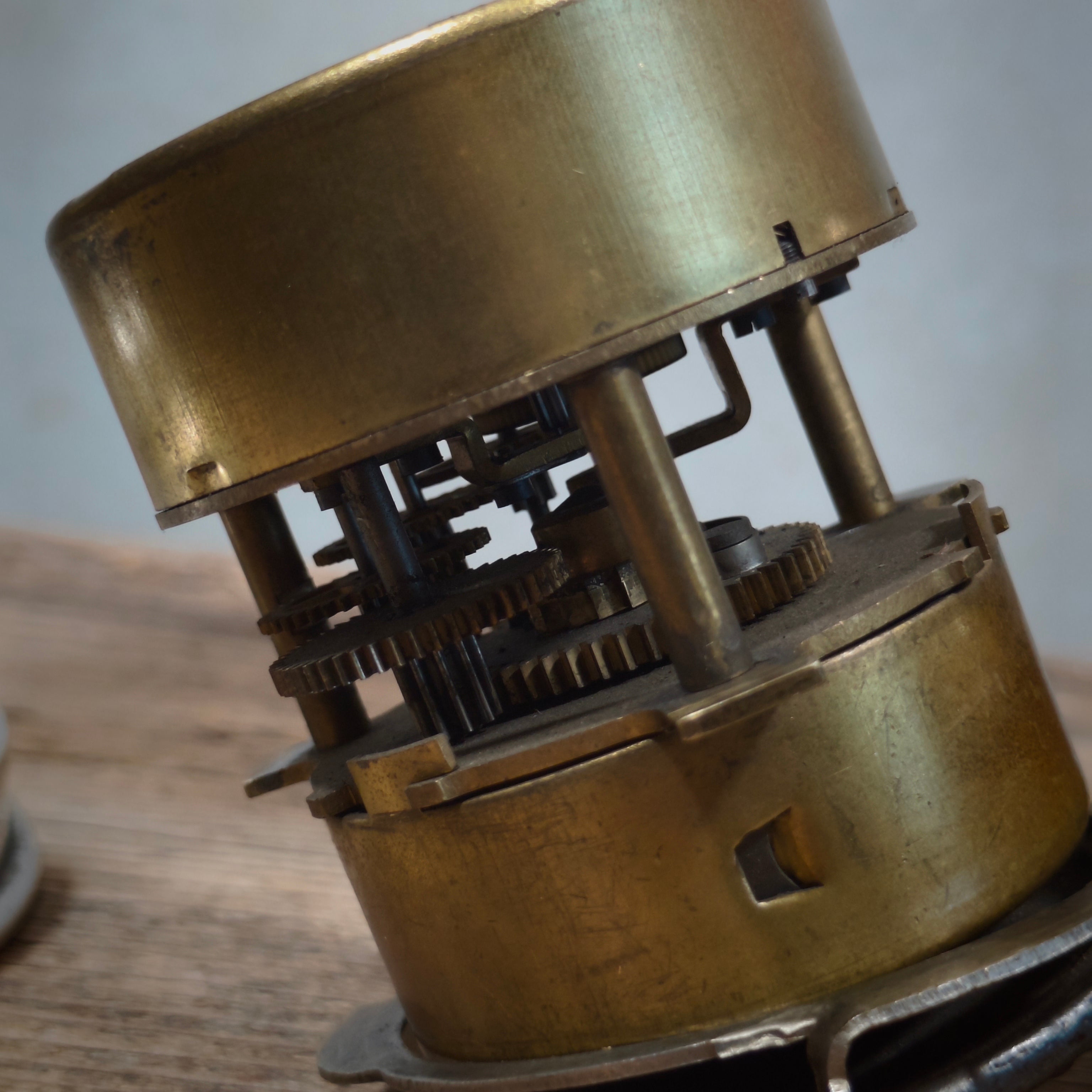 Extremely Rare Sherwoods Kraznow Lamp – Chimneyless Fan-Driven Oil Lamp, c. 1920s/30s – Complete in Original Fitted Chest – Working
