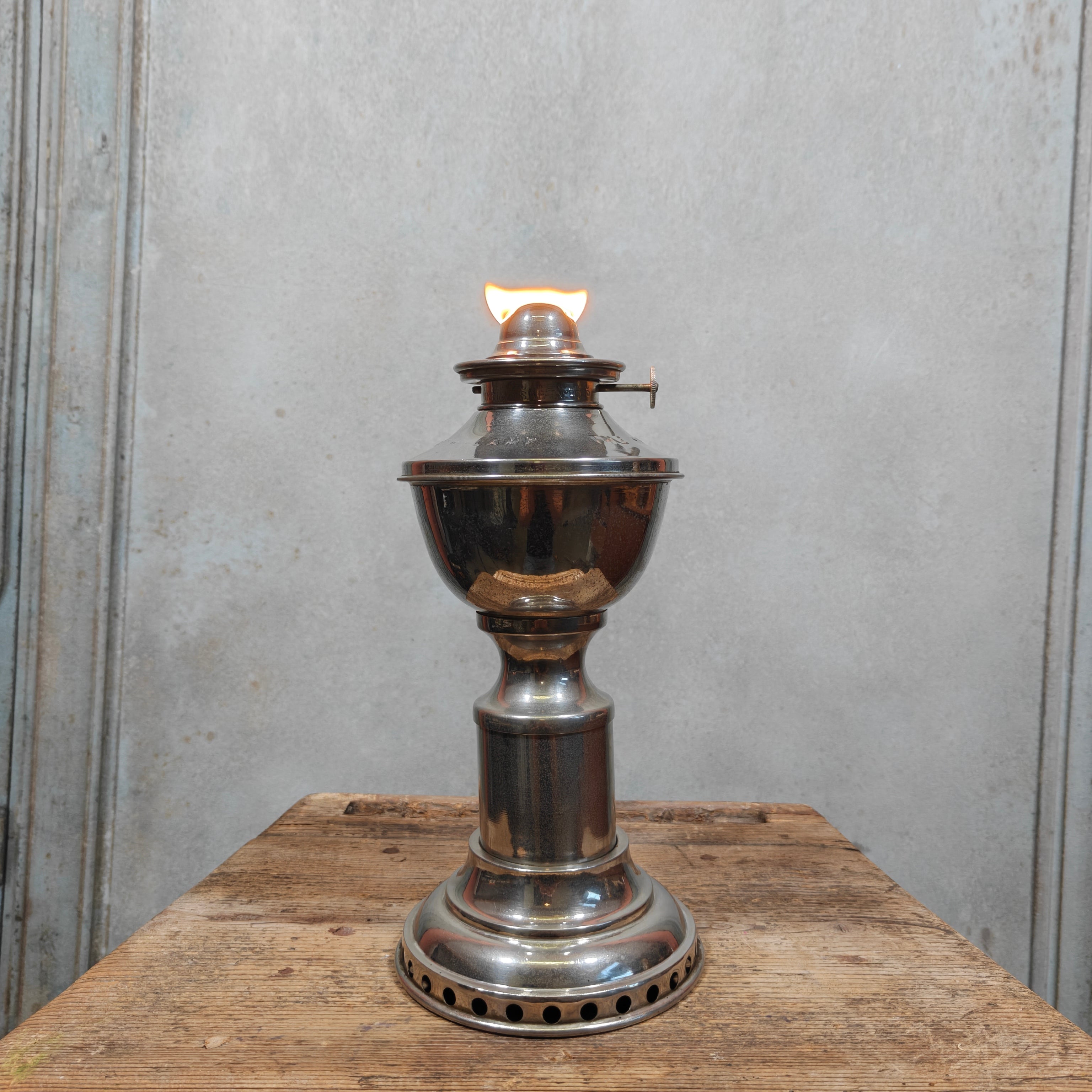 Extremely Rare Sherwoods Kraznow Lamp – Chimneyless Fan-Driven Oil Lamp, c. 1920s/30s – Complete in Original Fitted Chest – Working