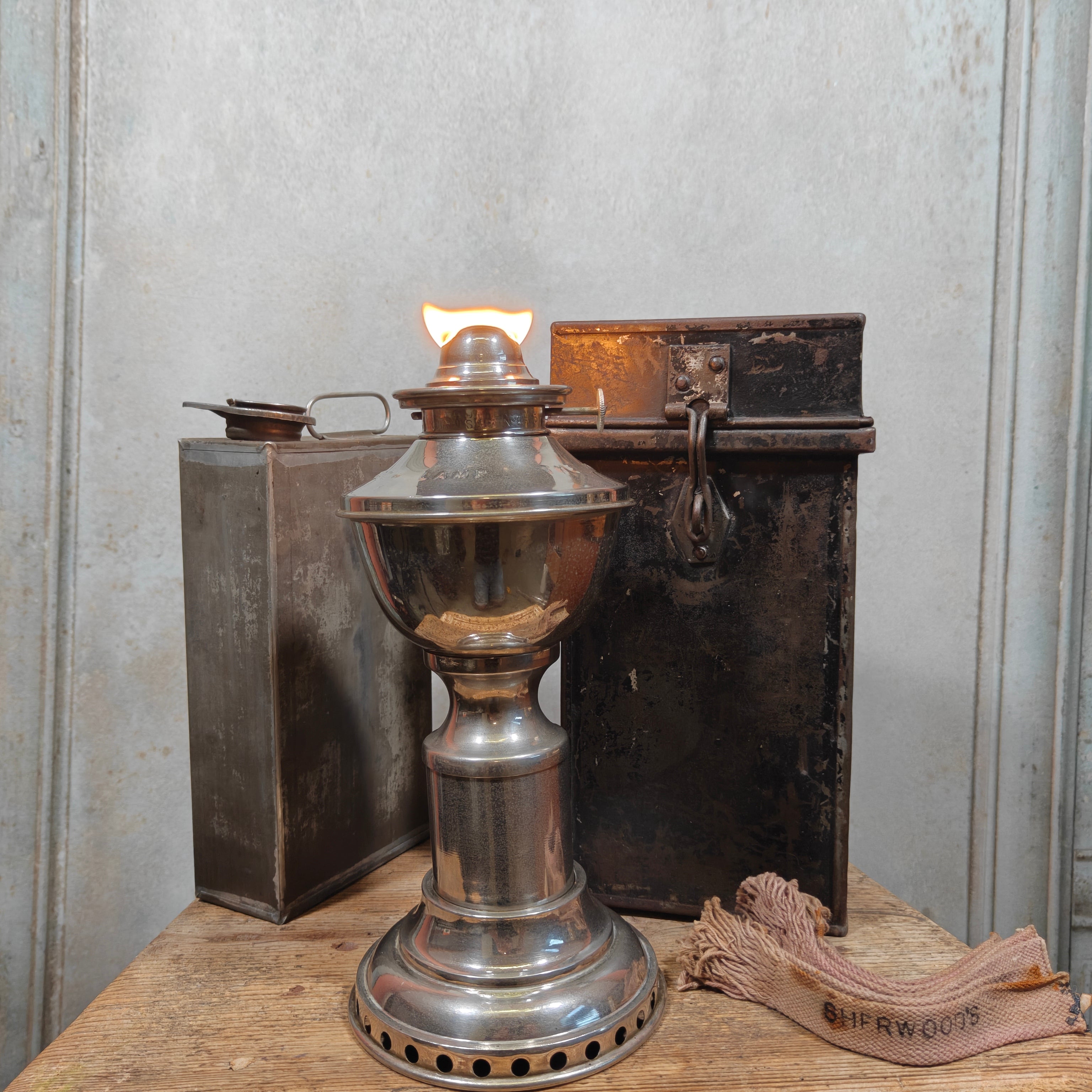 Extremely Rare Sherwoods Kraznow Lamp – Chimneyless Fan-Driven Oil Lamp, c. 1920s/30s – Complete in Original Fitted Chest – Working