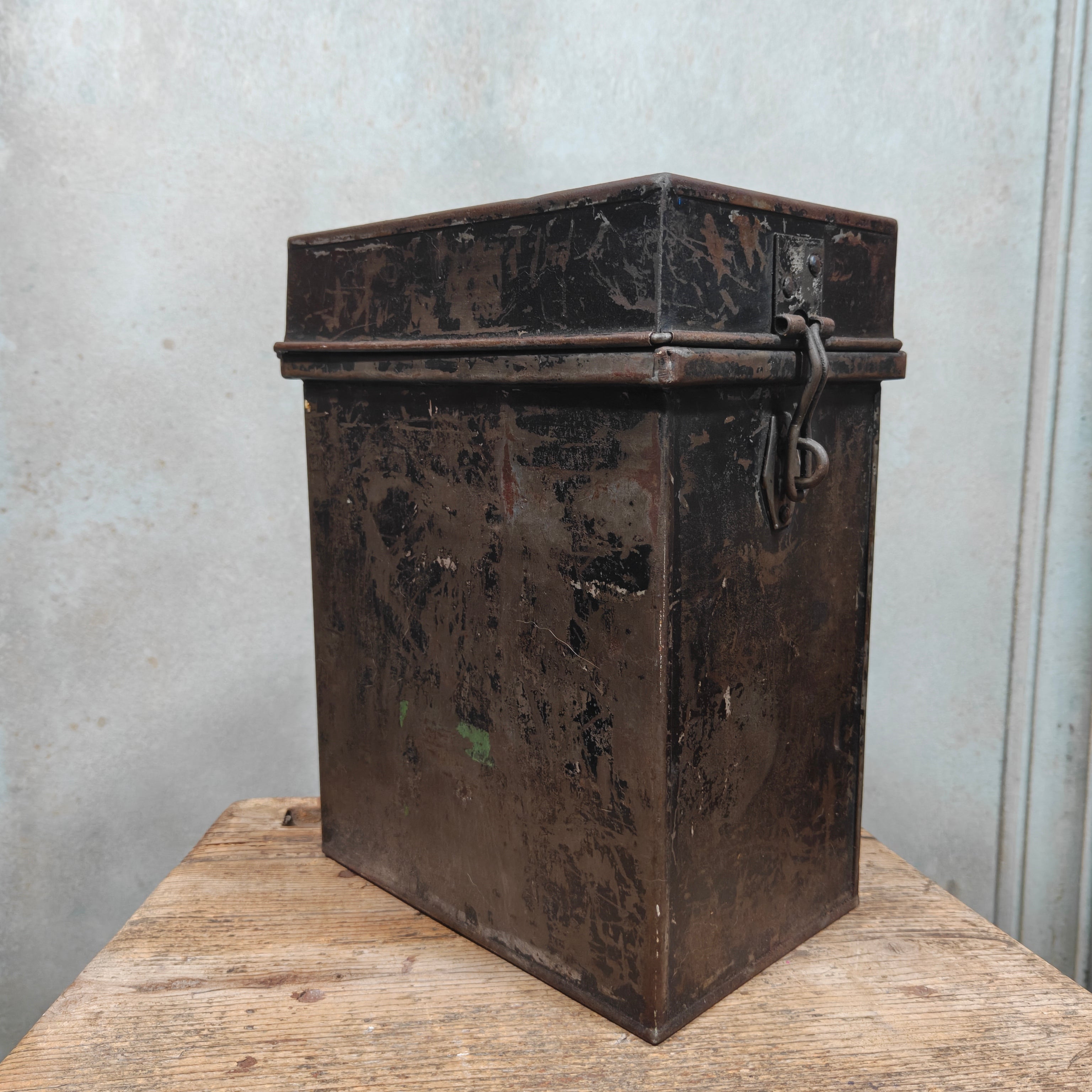 Extremely Rare Sherwoods Kraznow Lamp – Chimneyless Fan-Driven Oil Lamp, c. 1920s/30s – Complete in Original Fitted Chest – Working