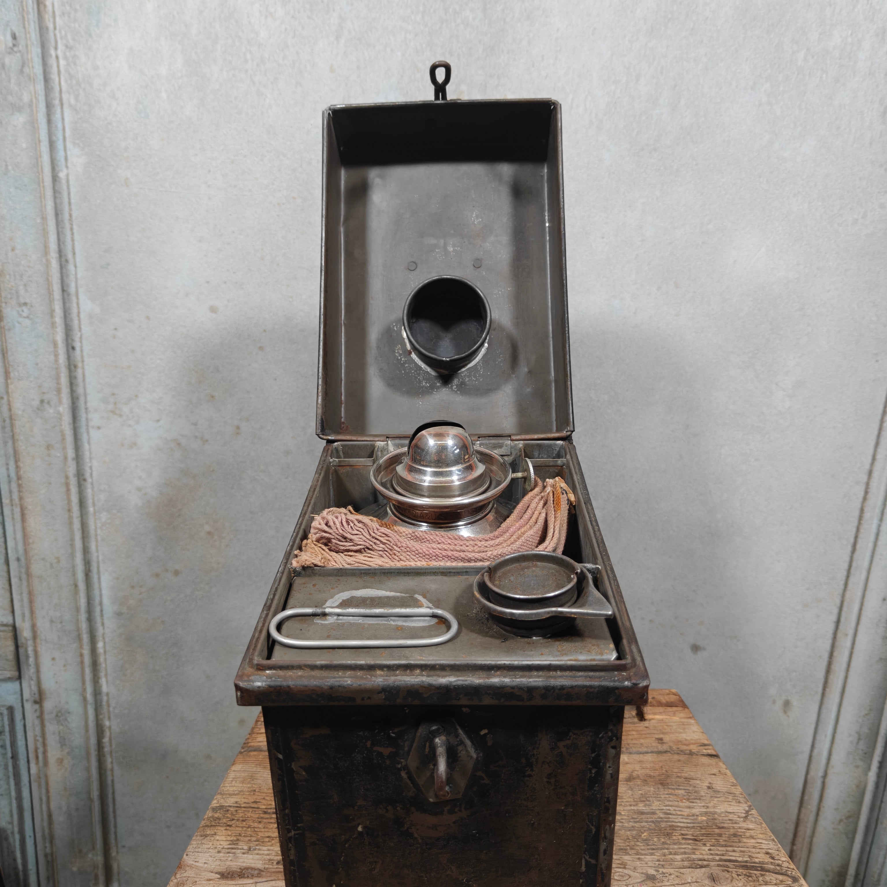 Extremely Rare Sherwoods Kraznow Lamp – Chimneyless Fan-Driven Oil Lamp, c. 1920s/30s – Complete in Original Fitted Chest – Working