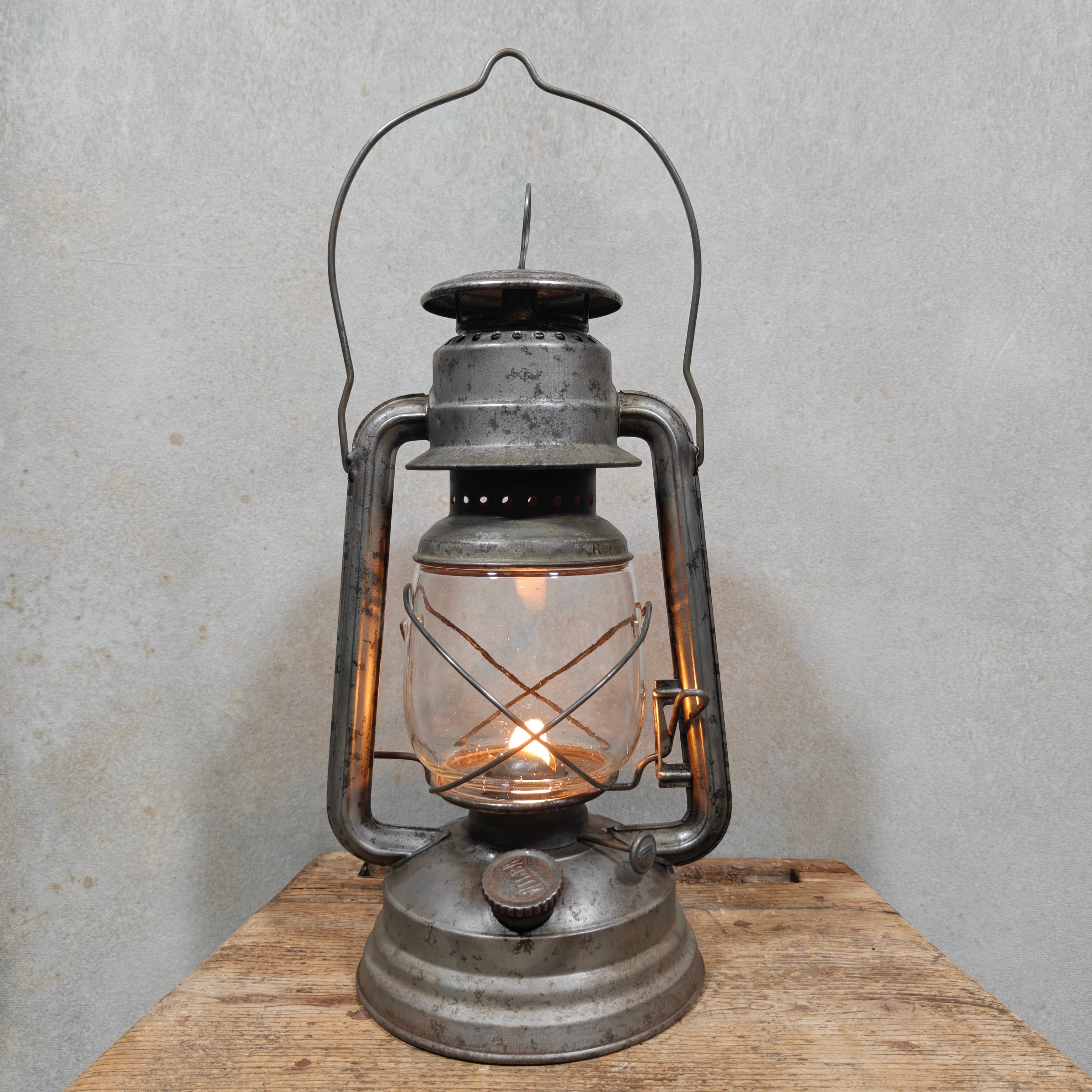 Rare Belgian Wilba L200 Storm Lantern – Willocq-Bottin, 1940s/50s – Working XXL Hurricane Lantern with Wide Wick