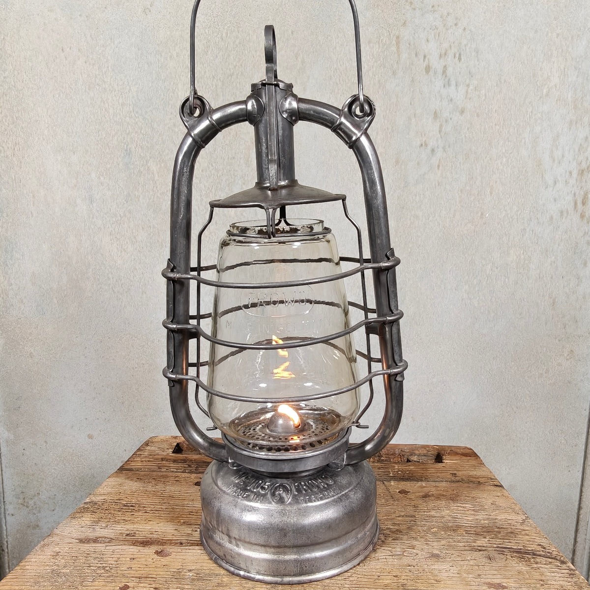 Beautiful Frowo No. 105 Hurricane Lantern with Dog Trademark – Made in Germany, 1940s-50s – Working, Excellent Condition, Marked Globe