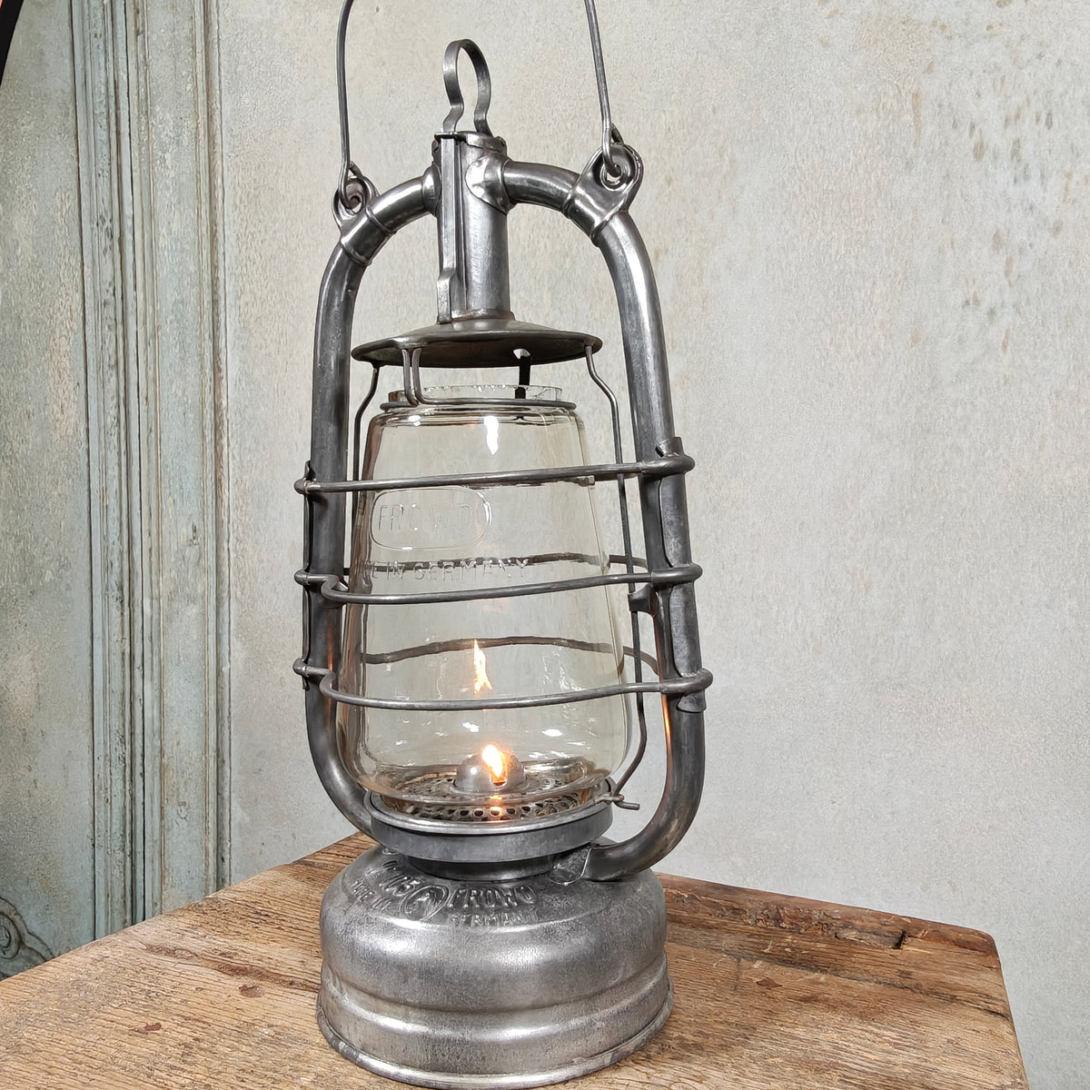 Beautiful Frowo No. 105 Hurricane Lantern with Dog Trademark – Made in Germany, 1940s-50s – Working, Excellent Condition, Marked Globe