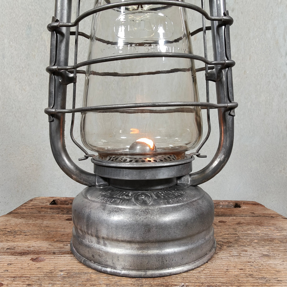 Beautiful Frowo No. 105 Hurricane Lantern with Dog Trademark – Made in Germany, 1940s-50s – Working, Excellent Condition, Marked Globe