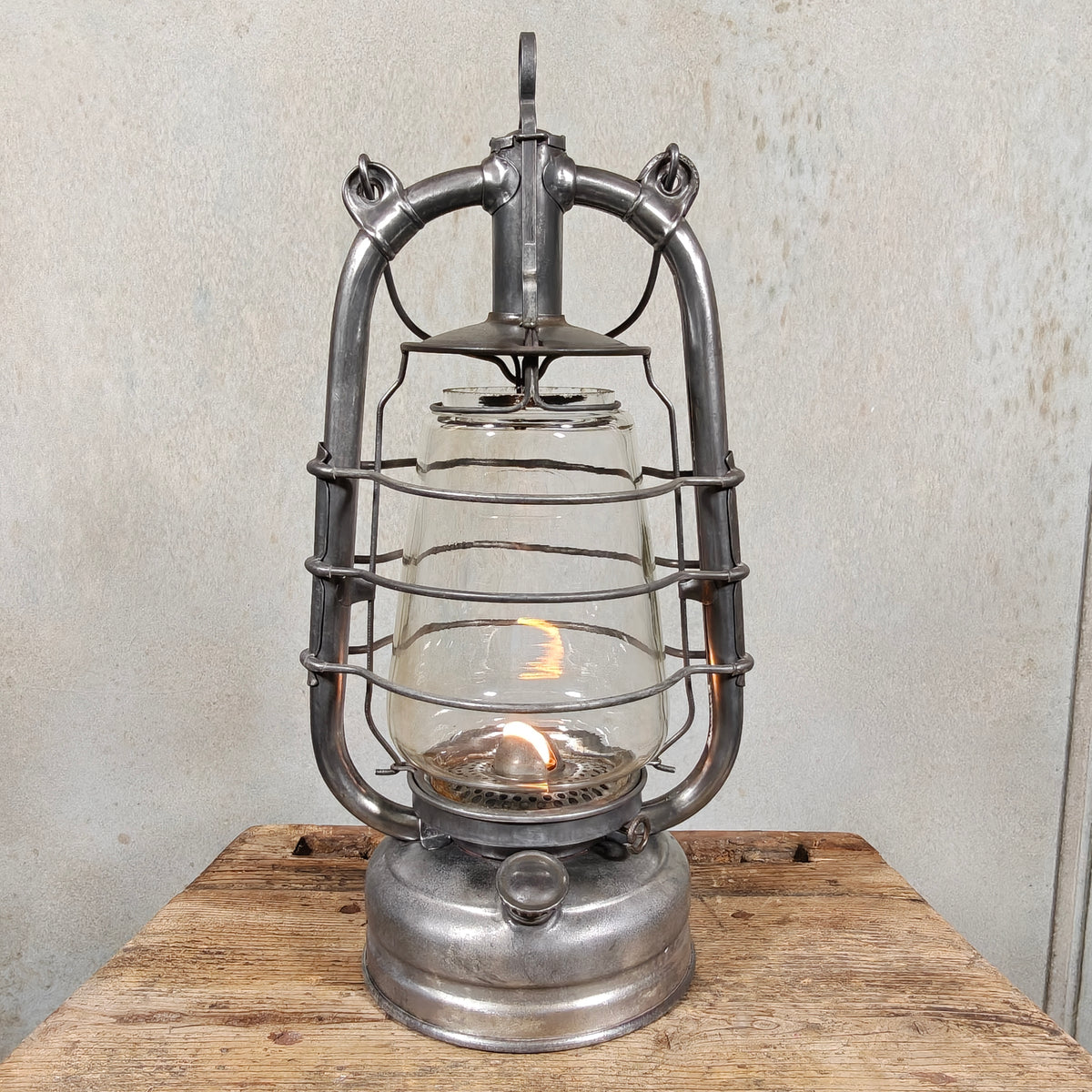 Beautiful Frowo No. 105 Hurricane Lantern with Dog Trademark – Made in Germany, 1940s-50s – Working, Excellent Condition, Marked Globe