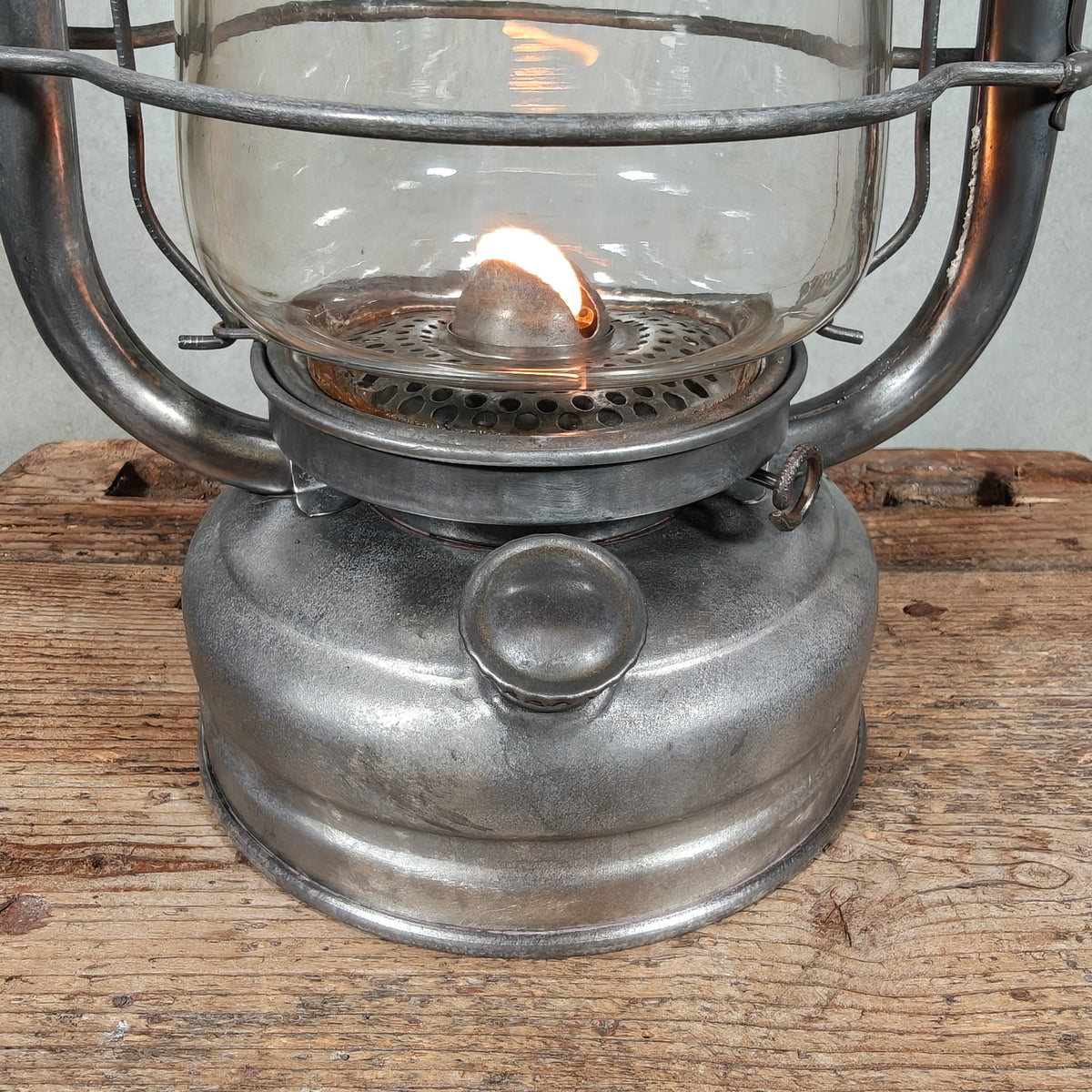 Beautiful Frowo No. 105 Hurricane Lantern with Dog Trademark – Made in Germany, 1940s-50s – Working, Excellent Condition, Marked Globe