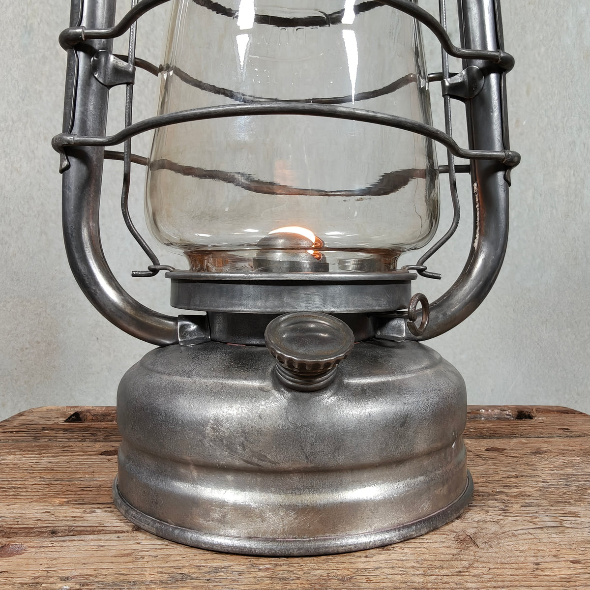 Beautiful Frowo No. 105 Hurricane Lantern with Dog Trademark – Made in Germany, 1940s-50s – Working, Excellent Condition, Marked Globe