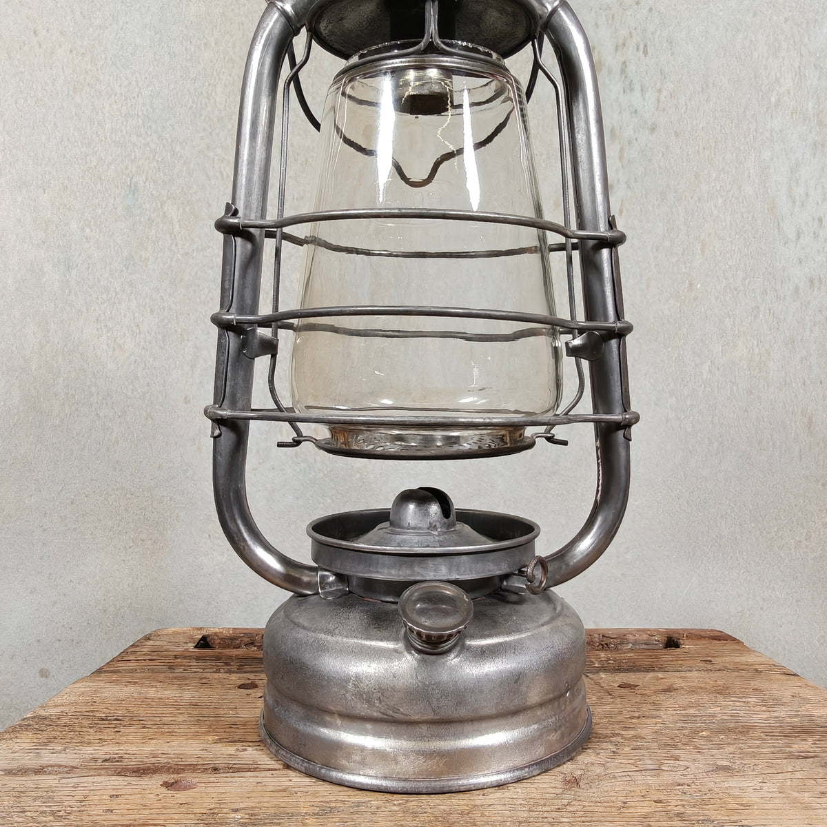 Beautiful Frowo No. 105 Hurricane Lantern with Dog Trademark – Made in Germany, 1940s-50s – Working, Excellent Condition, Marked Globe