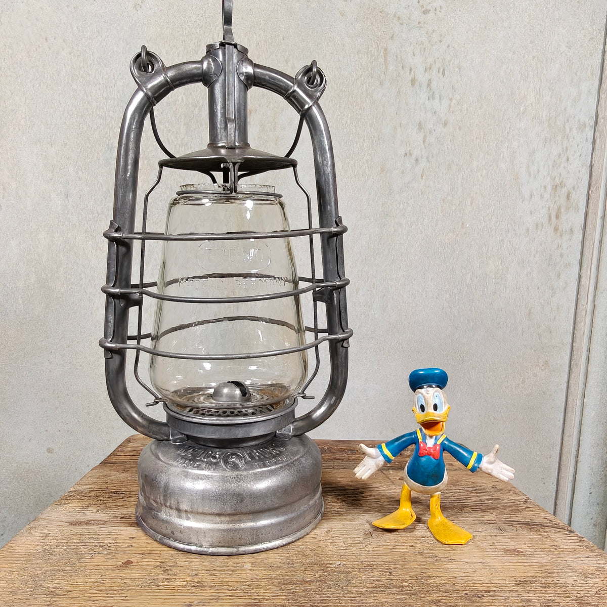 Beautiful Frowo No. 105 Hurricane Lantern with Dog Trademark – Made in Germany, 1940s-50s – Working, Excellent Condition, Marked Globe