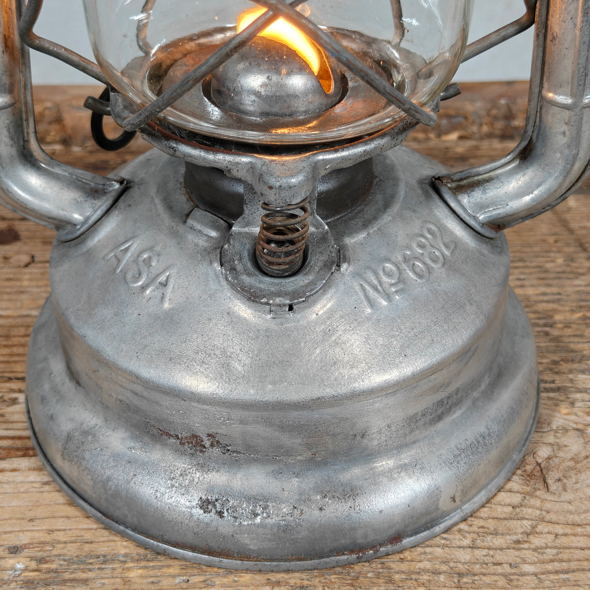 Unusual ASA 682 Automatic Hurricane Lantern by Aenne Sartorius – Made in Germany, 1945-1960 – Working, Unique Globe Lift in the Handle