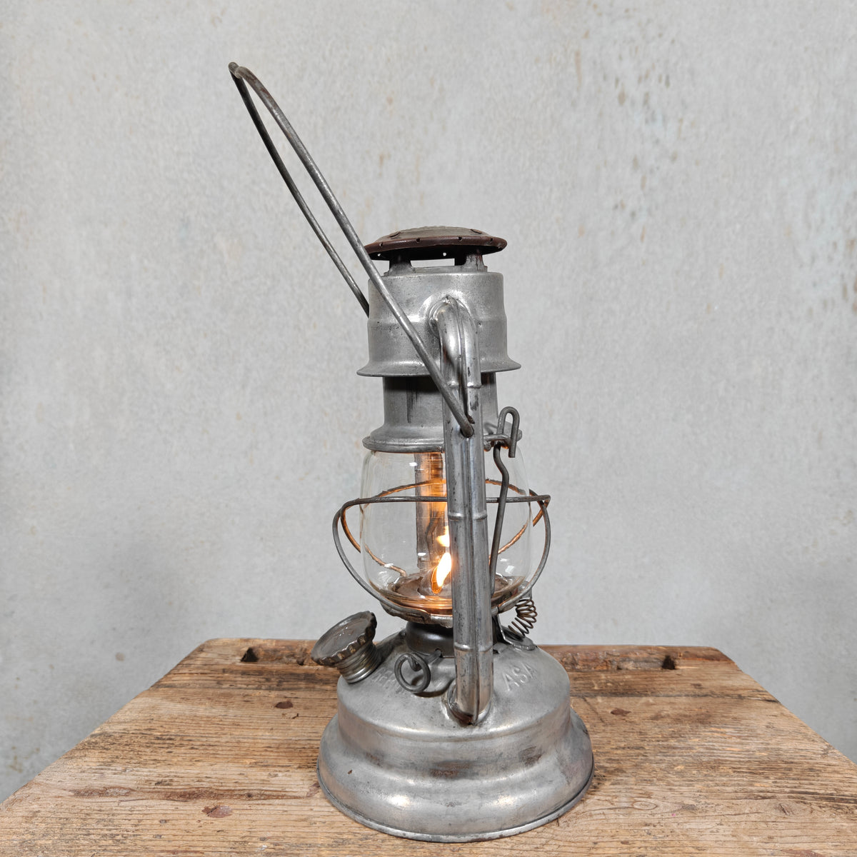 Unusual ASA 682 Automatic Hurricane Lantern by Aenne Sartorius – Made in Germany, 1945-1960 – Working, Unique Globe Lift in the Handle
