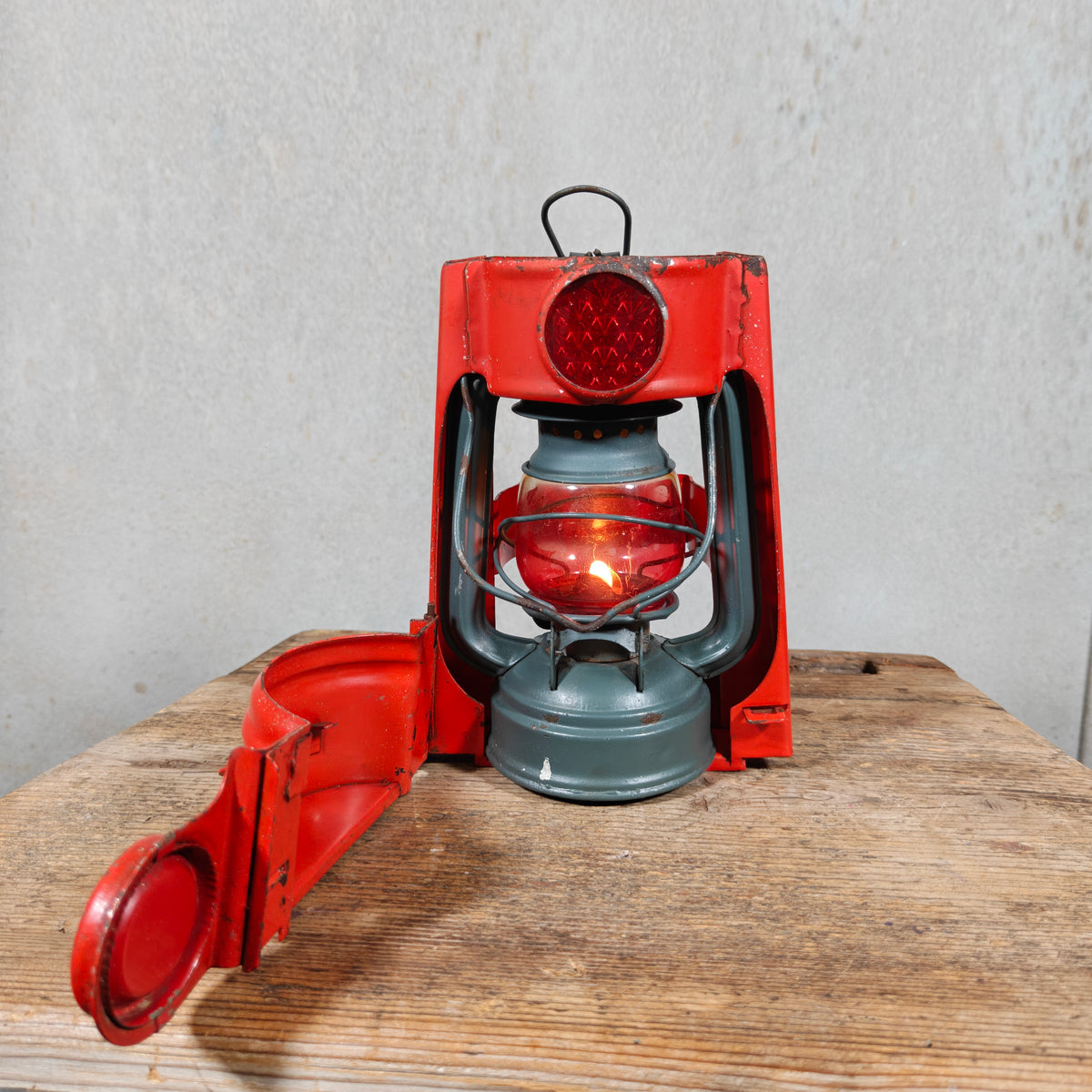 Unusual Frowo RL 770 Hurricane Lantern in Housing – German Rücklichtlampe Tail Light with Three Reflectors, 1954-1965 – Working