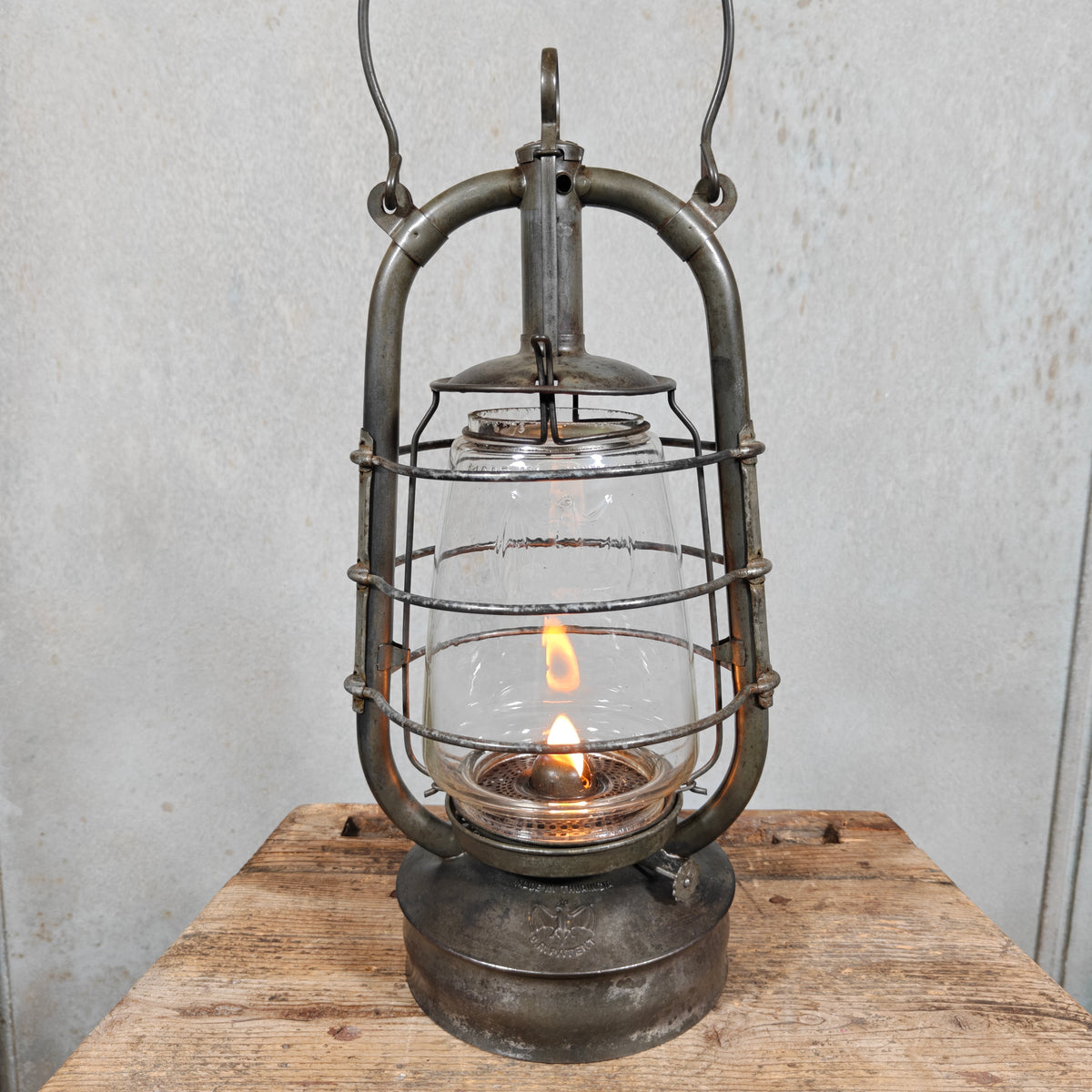 Antique Fr. Stübgen 2850 Hurricane Lantern with Bat-Marked Globe – Made in Thuringia, 1929-1939 – Working, Very Good Condition, Sealed Fount