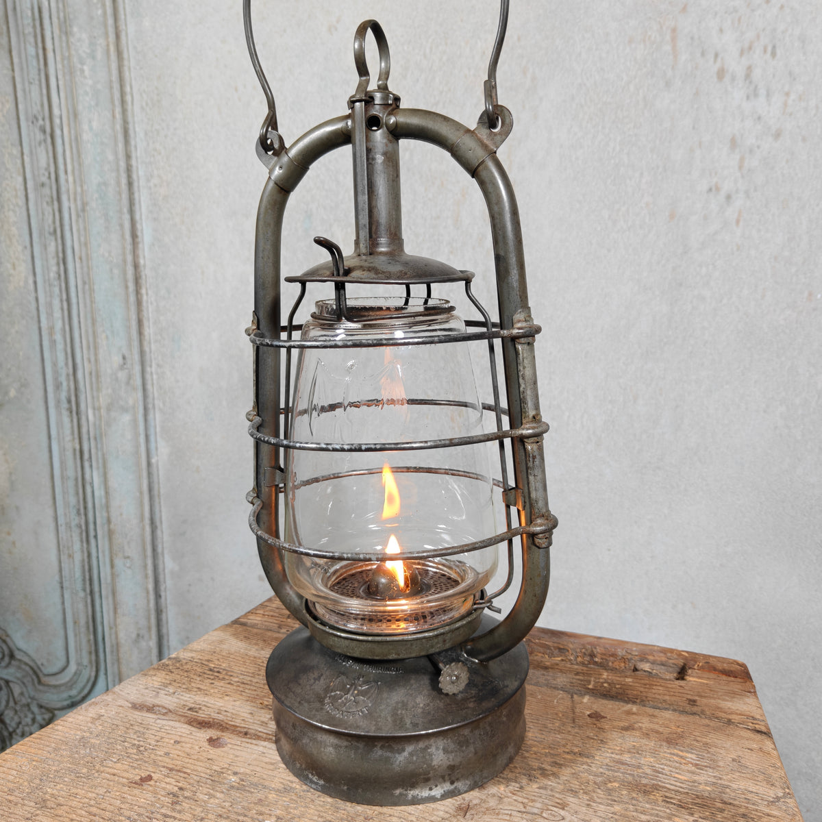 Antique Fr. Stübgen 2850 Hurricane Lantern with Bat-Marked Globe – Made in Thuringia, 1929-1939 – Working, Very Good Condition, Sealed Fount