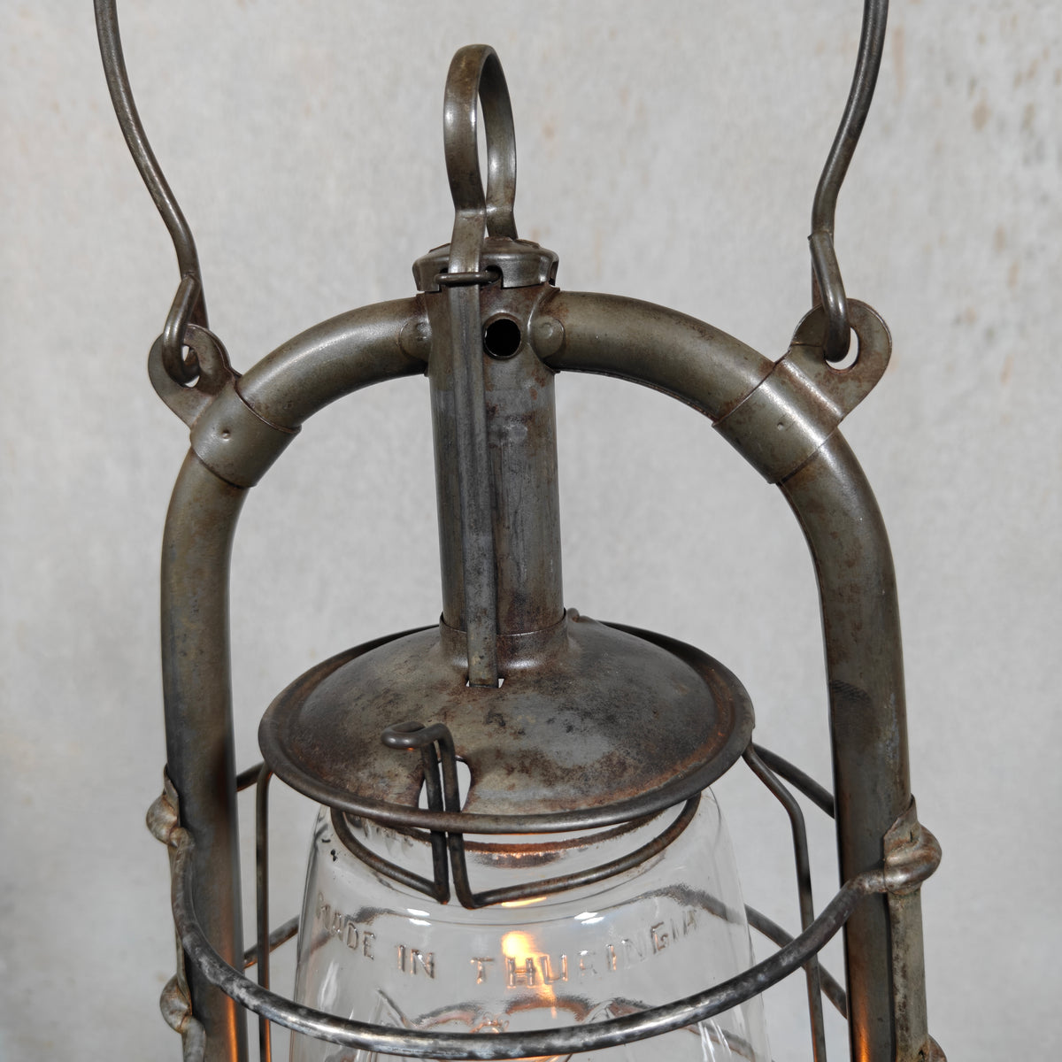 Antique Fr. Stübgen 2850 Hurricane Lantern with Bat-Marked Globe – Made in Thuringia, 1929-1939 – Working, Very Good Condition, Sealed Fount