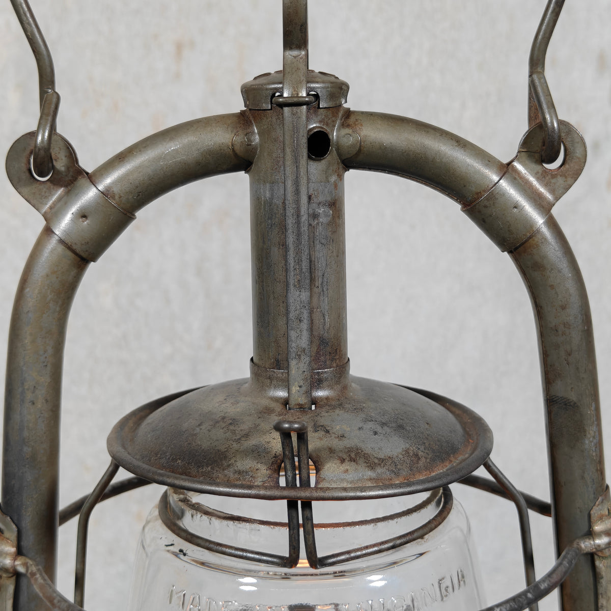 Antique Fr. Stübgen 2850 Hurricane Lantern with Bat-Marked Globe – Made in Thuringia, 1929-1939 – Working, Very Good Condition, Sealed Fount