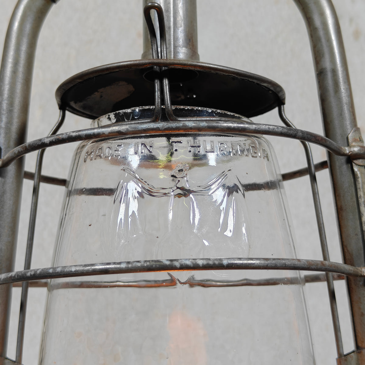 Antique Fr. Stübgen 2850 Hurricane Lantern with Bat-Marked Globe – Made in Thuringia, 1929-1939 – Working, Very Good Condition, Sealed Fount