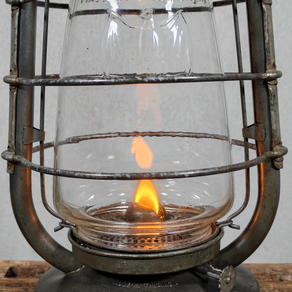 Antique Fr. Stübgen 2850 Hurricane Lantern with Bat-Marked Globe – Made in Thuringia, 1929-1939 – Working, Very Good Condition, Sealed Fount