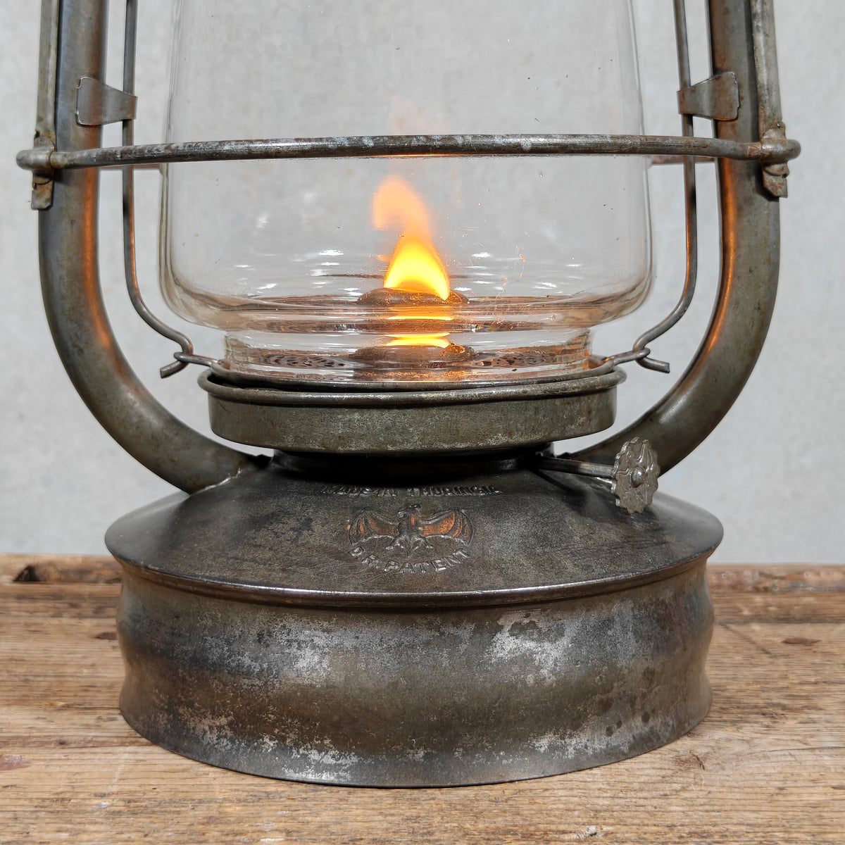 Antique Fr. Stübgen 2850 Hurricane Lantern with Bat-Marked Globe – Made in Thuringia, 1929-1939 – Working, Very Good Condition, Sealed Fount
