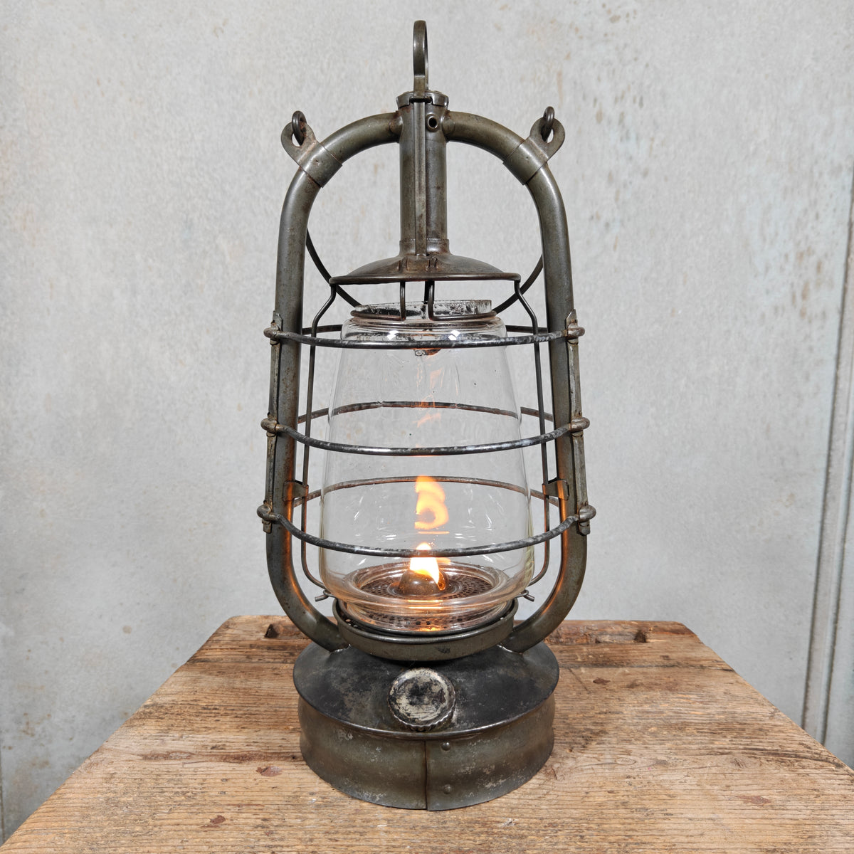 Antique Fr. Stübgen 2850 Hurricane Lantern with Bat-Marked Globe – Made in Thuringia, 1929-1939 – Working, Very Good Condition, Sealed Fount