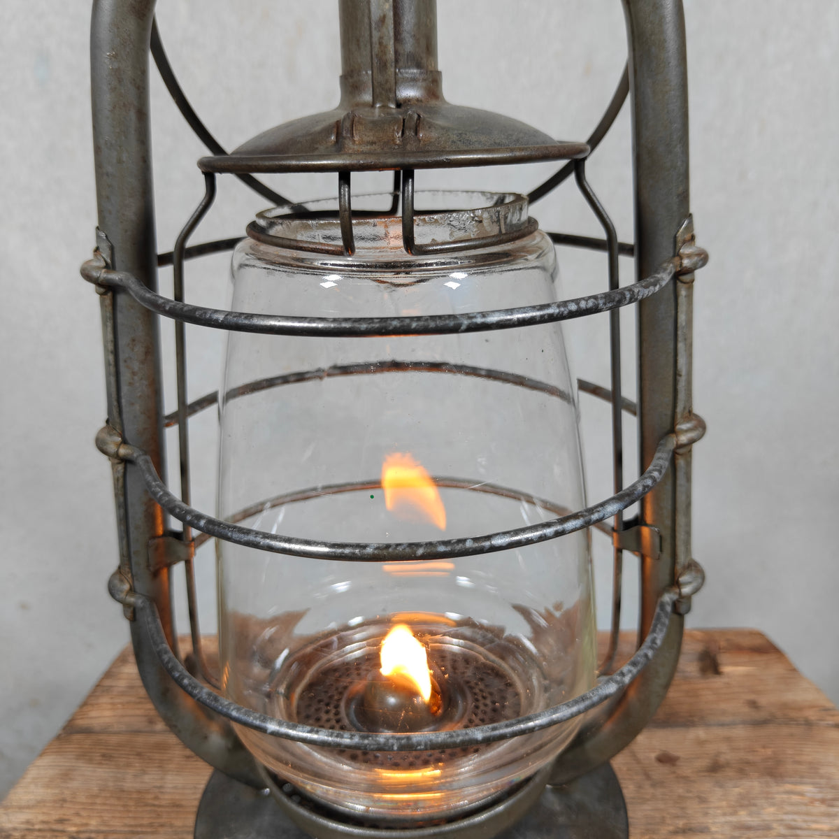 Antique Fr. Stübgen 2850 Hurricane Lantern with Bat-Marked Globe – Made in Thuringia, 1929-1939 – Working, Very Good Condition, Sealed Fount