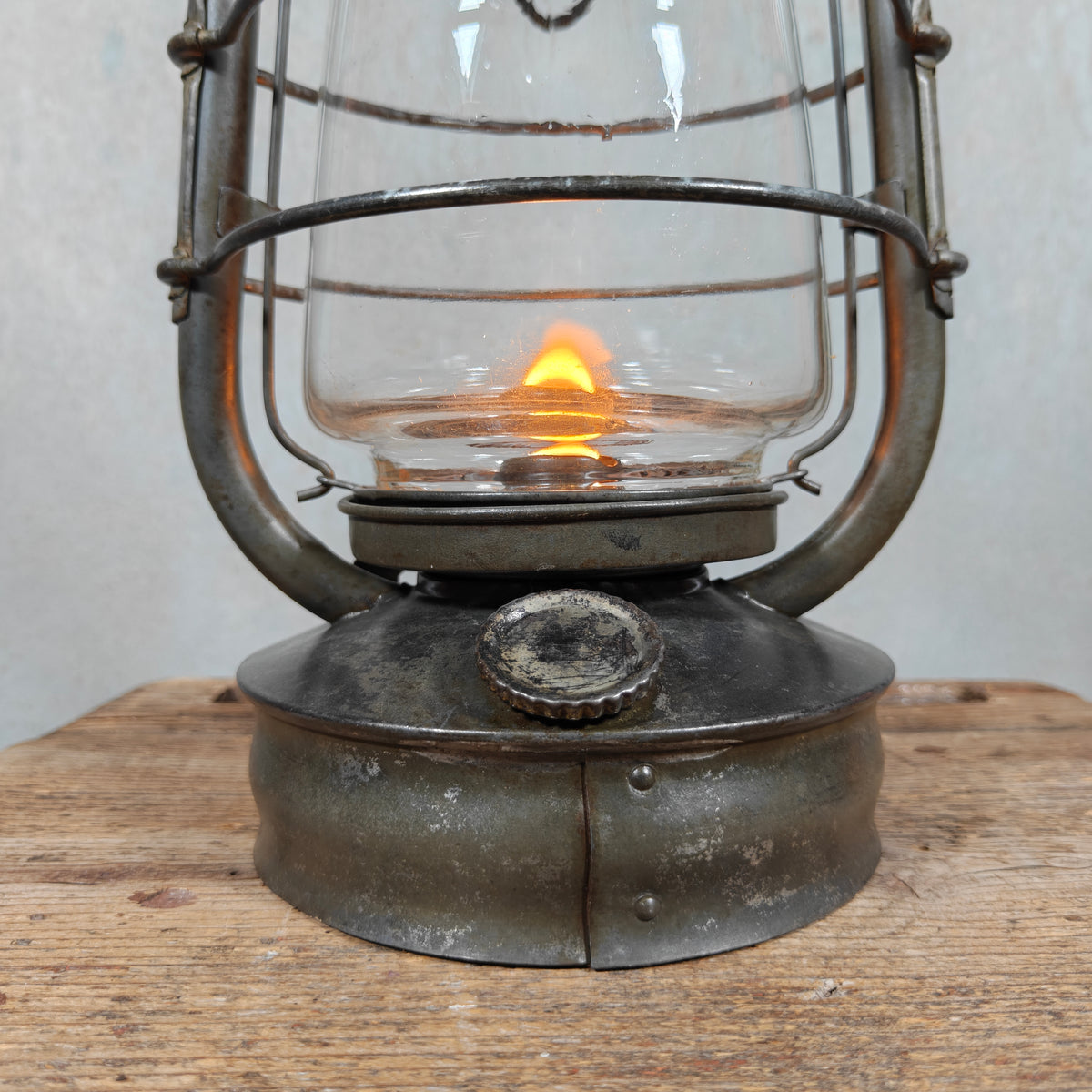Antique Fr. Stübgen 2850 Hurricane Lantern with Bat-Marked Globe – Made in Thuringia, 1929-1939 – Working, Very Good Condition, Sealed Fount