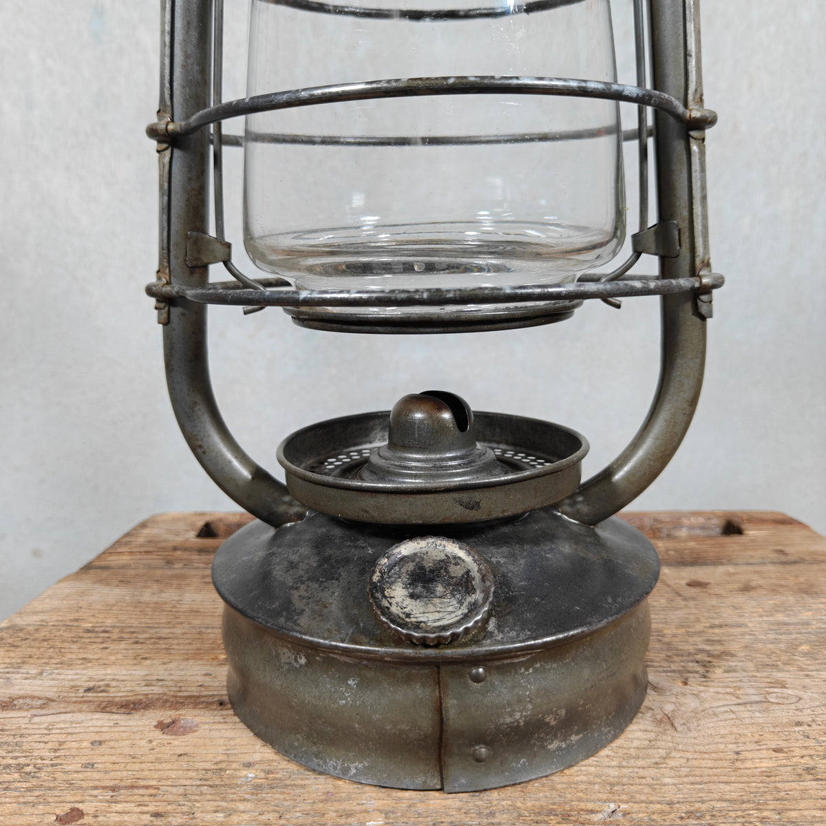 Antique Fr. Stübgen 2850 Hurricane Lantern with Bat-Marked Globe – Made in Thuringia, 1929-1939 – Working, Very Good Condition, Sealed Fount