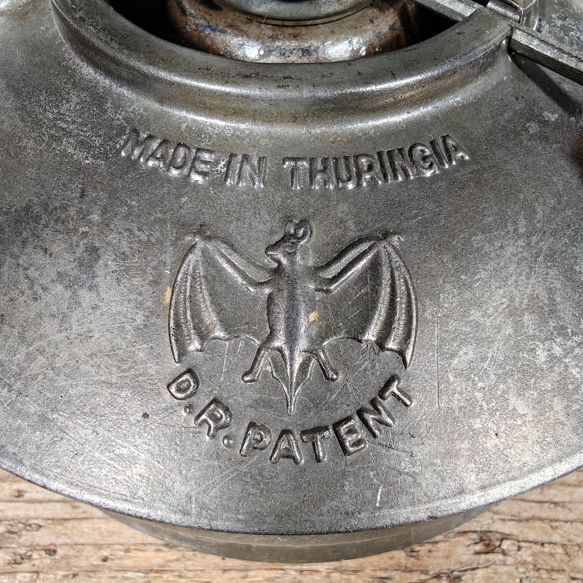 Antique Fr. Stübgen 2850 Hurricane Lantern with Bat-Marked Globe – Made in Thuringia, 1929-1939 – Working, Very Good Condition, Sealed Fount