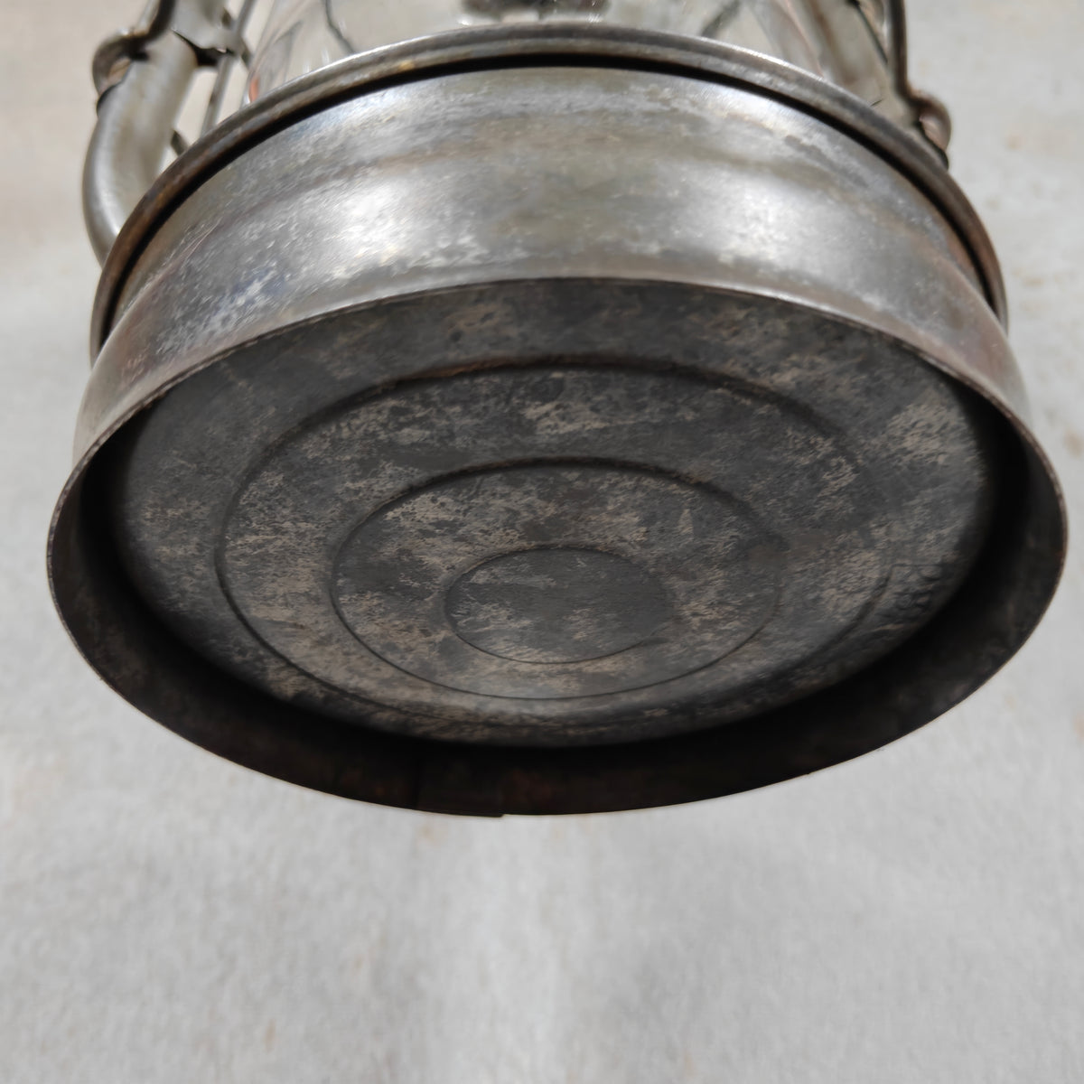 Antique Fr. Stübgen 2850 Hurricane Lantern with Bat-Marked Globe – Made in Thuringia, 1929-1939 – Working, Very Good Condition, Sealed Fount