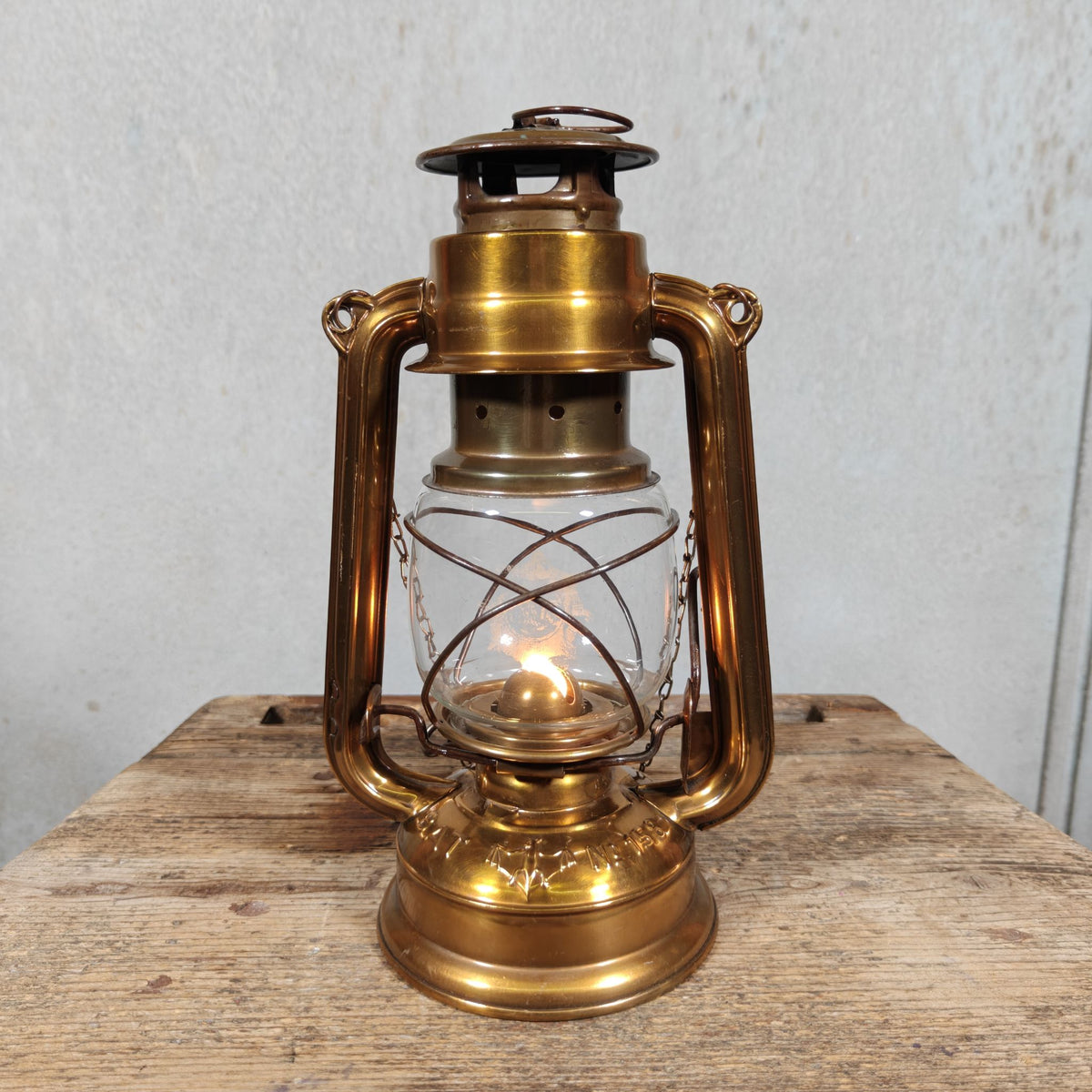 Beautiful BAT 158 Batela Hurricane Lantern in Tombac – VEB Sturmlaternenwerk, Made in GDR – 1970s/80s, Working