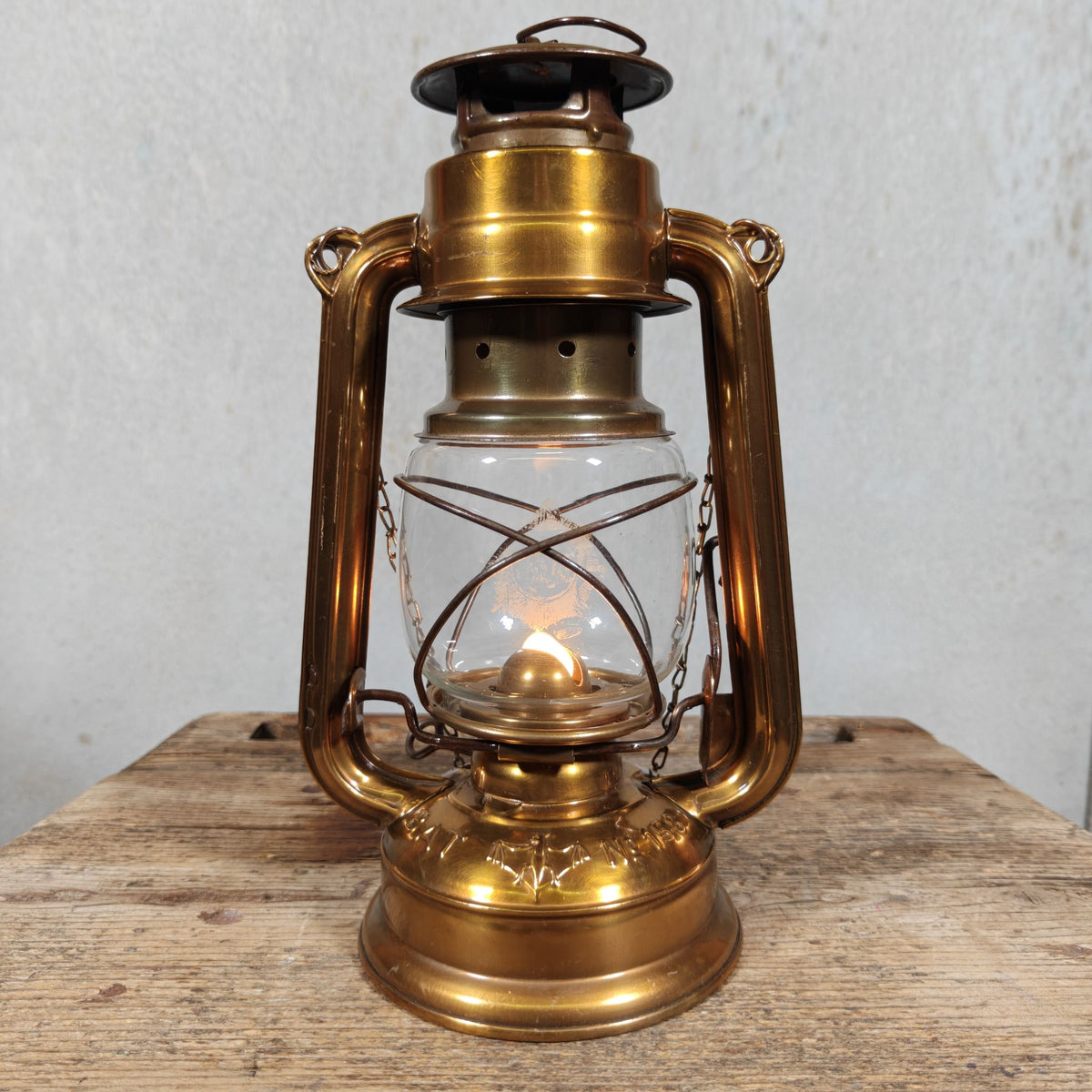 Beautiful BAT 158 Batela Hurricane Lantern in Tombac – VEB Sturmlaternenwerk, Made in GDR – 1970s/80s, Working