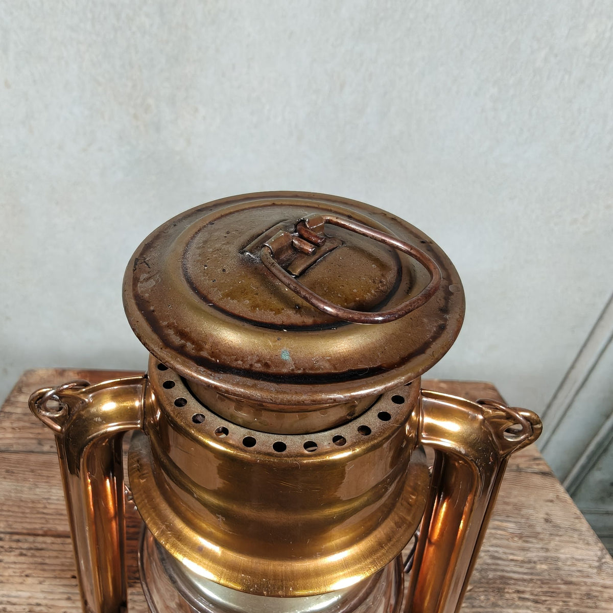 Beautiful BAT 158 Batela Hurricane Lantern in Tombac – VEB Sturmlaternenwerk, Made in GDR – 1970s/80s, Working