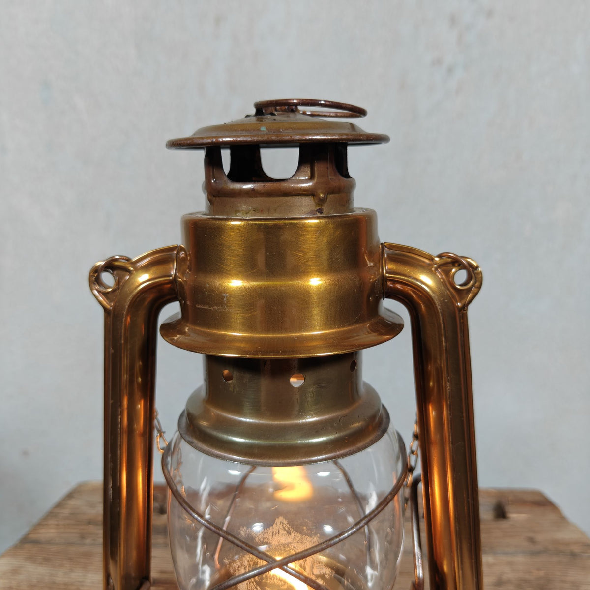 Beautiful BAT 158 Batela Hurricane Lantern in Tombac – VEB Sturmlaternenwerk, Made in GDR – 1970s/80s, Working