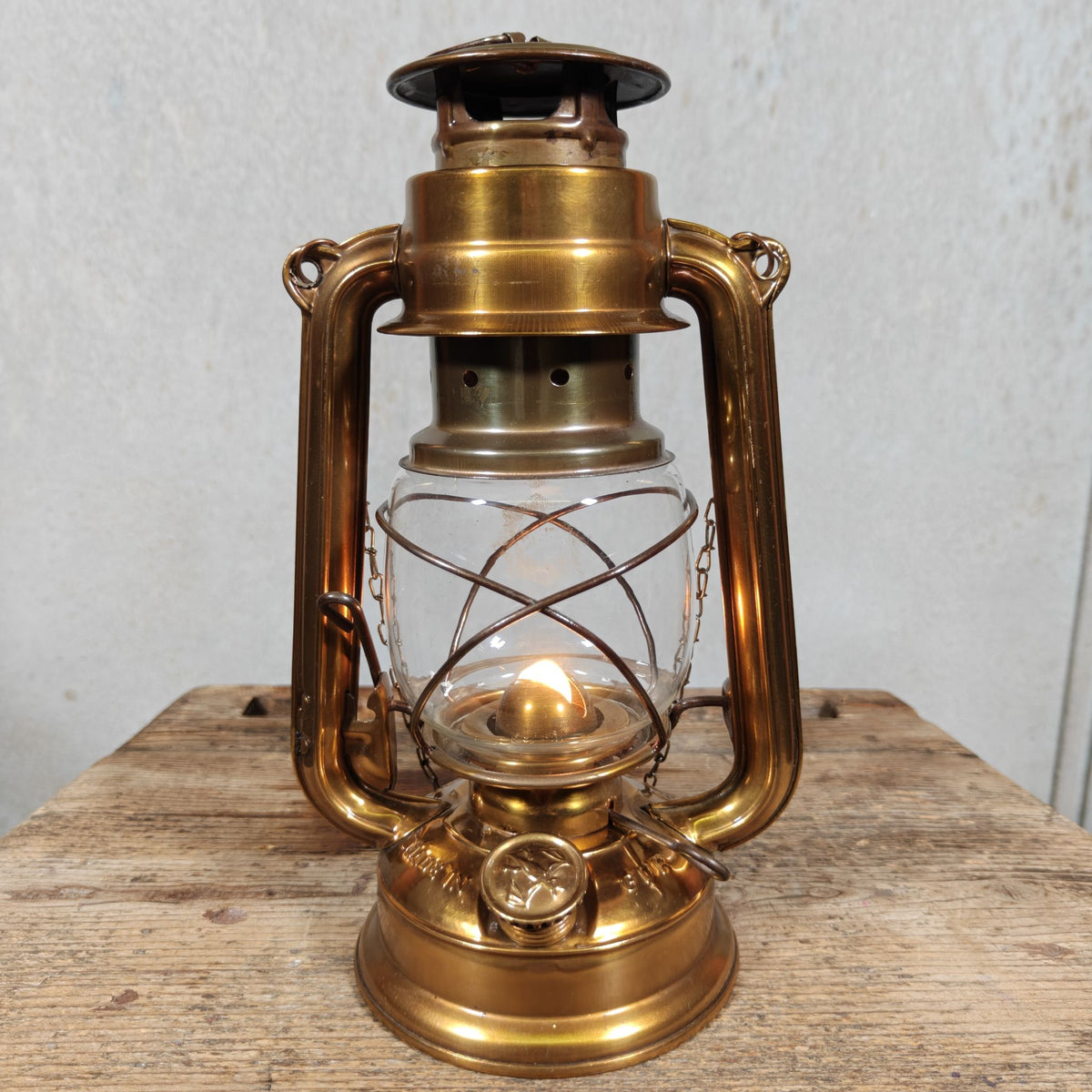 Beautiful BAT 158 Batela Hurricane Lantern in Tombac – VEB Sturmlaternenwerk, Made in GDR – 1970s/80s, Working