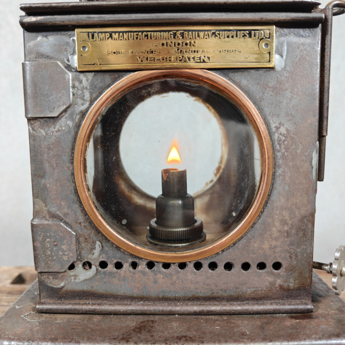 Vintage Welch Patent Railway Lamp BR E – Lamp Manufacturing & Railway Supplies Ltd London – Brass and Copper Details, 23 cm