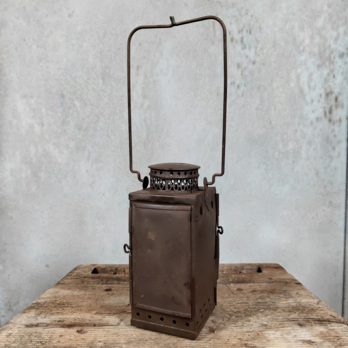 Vintage Steel Hand Lantern with Telescopic Chimney – Kerosene – c. 1930s
