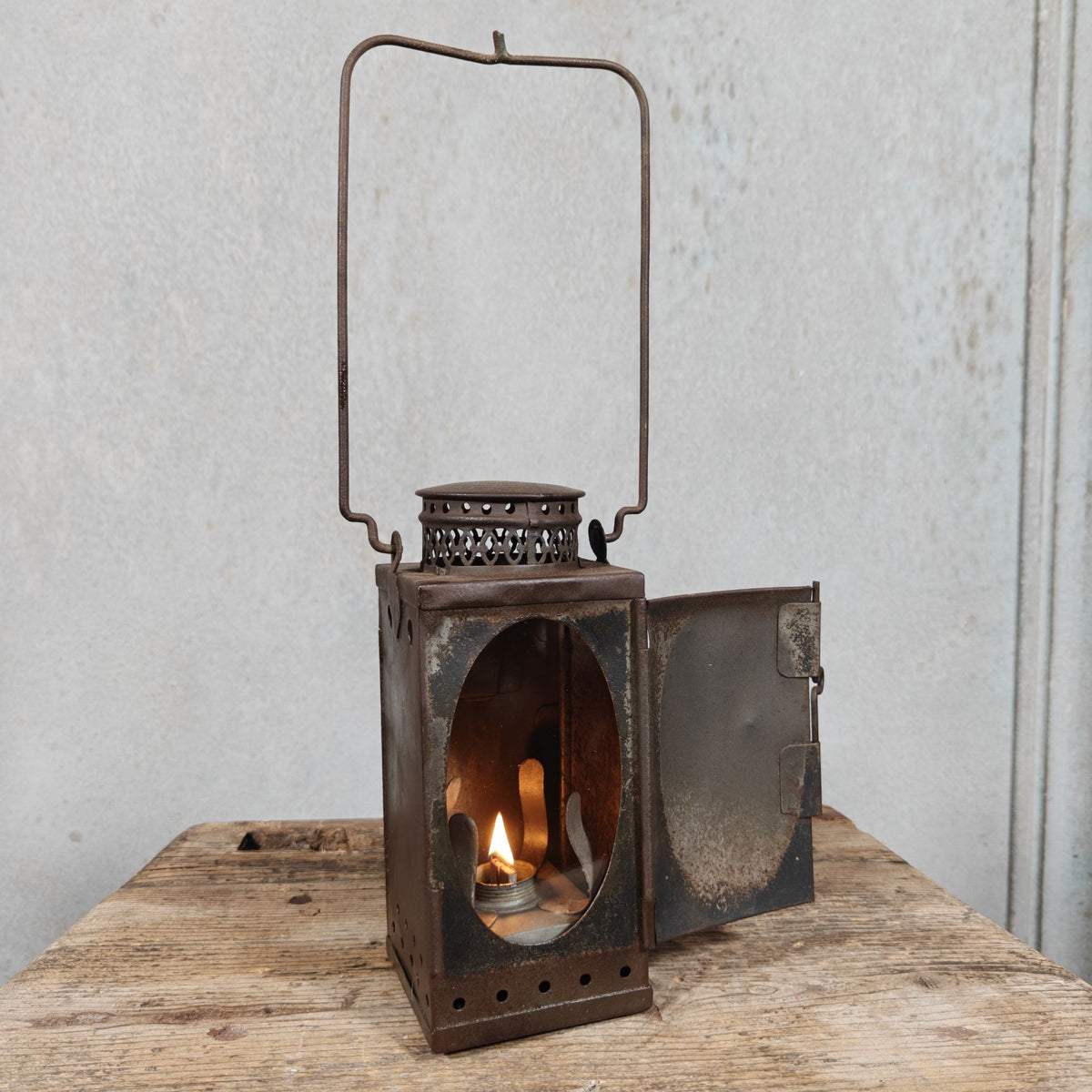 Vintage Steel Hand Lantern with Telescopic Chimney – Kerosene – c. 1930s