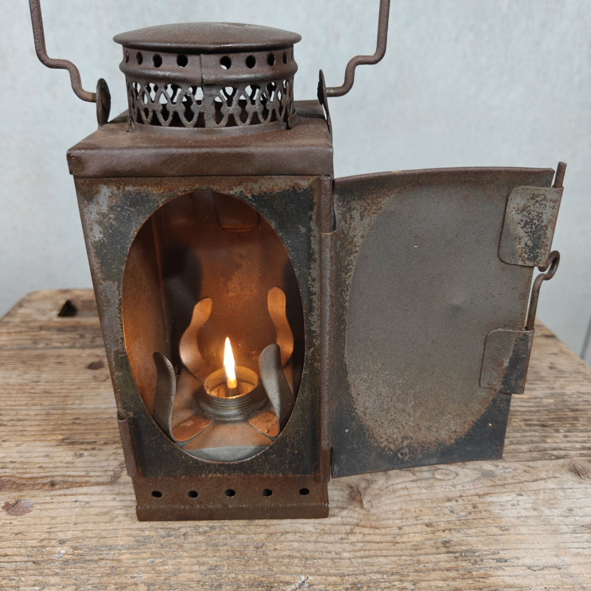 Vintage Steel Hand Lantern with Telescopic Chimney – Kerosene – c. 1930s