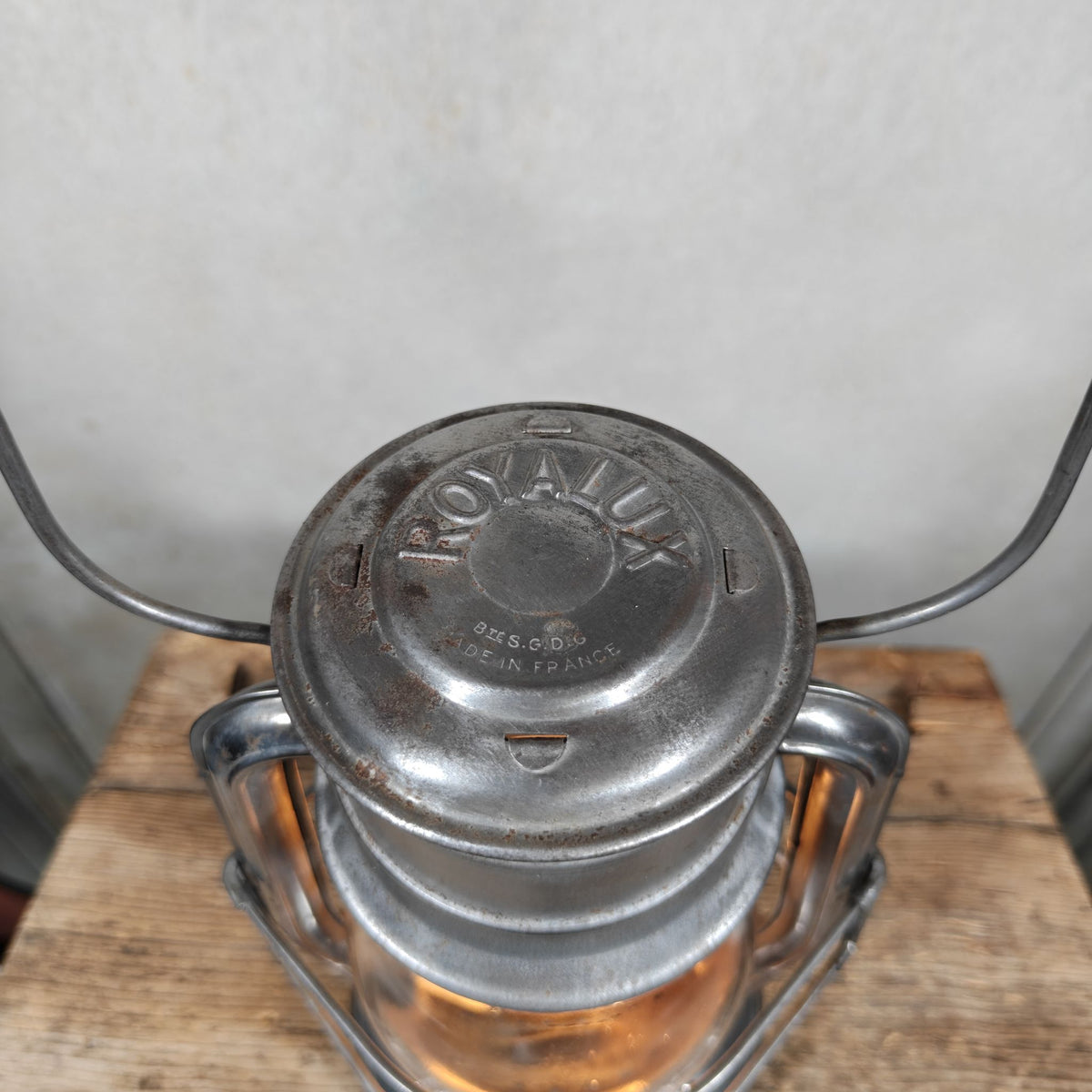 Vintage Royalux Hurricane Lantern by SIF, France 1950s – Globe Lift via Handle, 15 mm Wick, Wire Guard